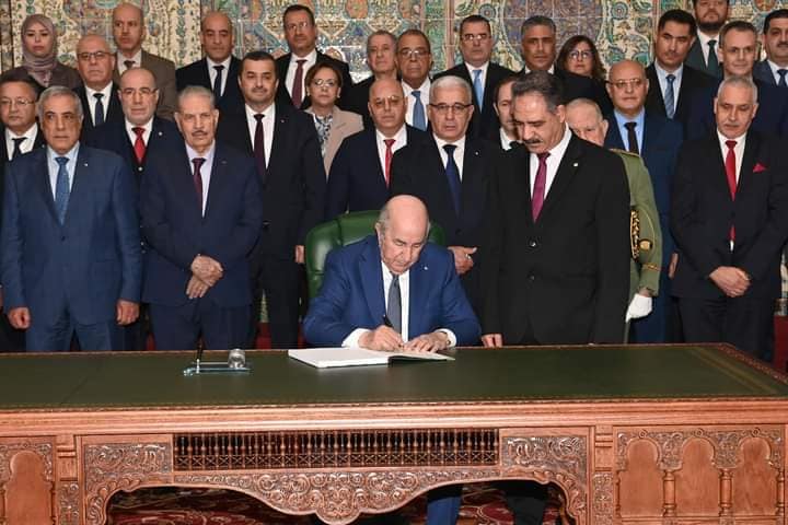 مراسم توقيع رئيس الجمهورية، السيد عبد المجيد تبون، اليوم الأحد 24 ديسمبر 2023، على قانون المالية 2024