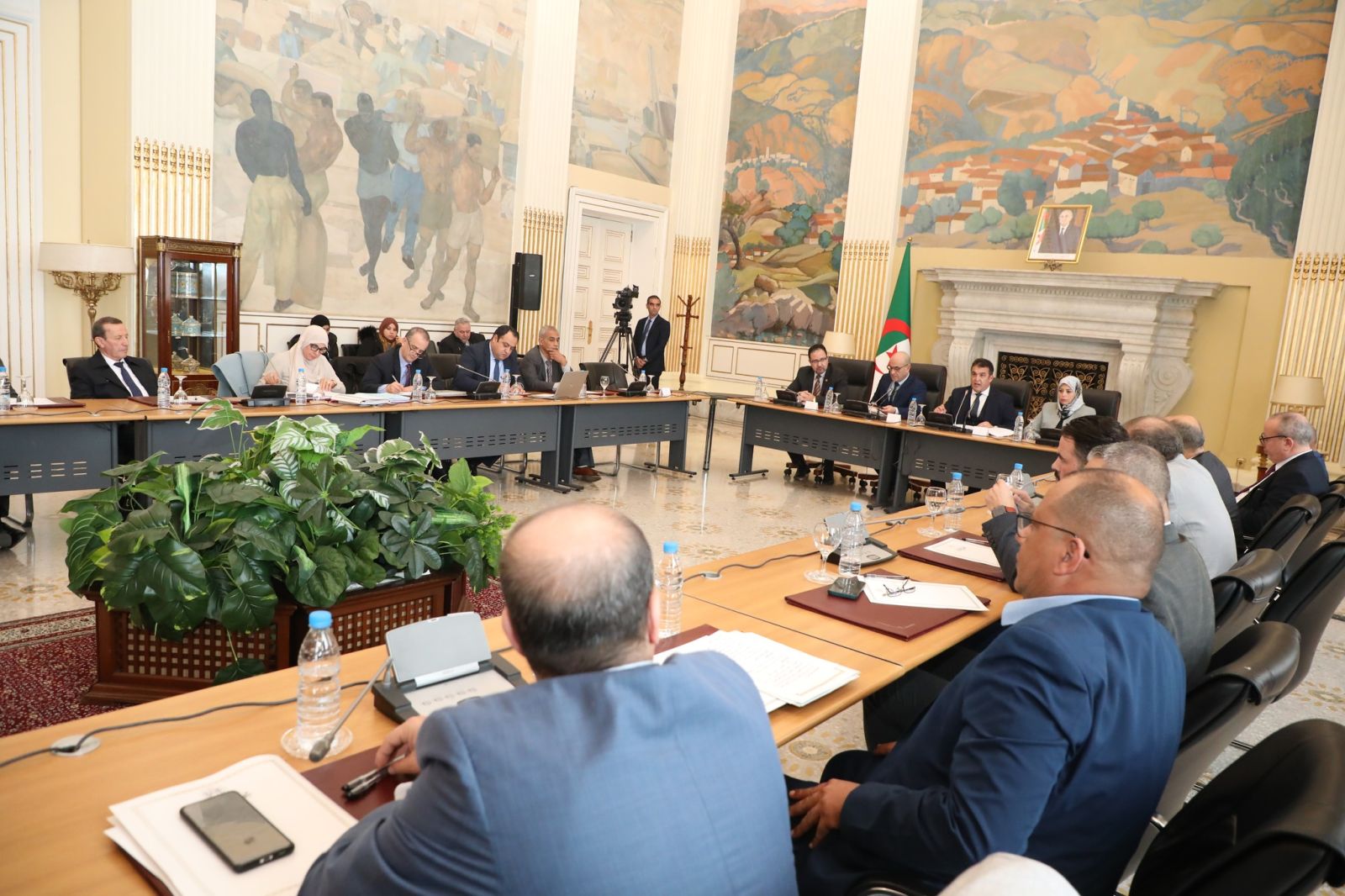 لجنة التجهيز والتنمية المحلية برئاسة السيد الياس عاشور تستمع إلى ممثل الحكومة، السيد محمد لحبيب زهانة، وزير النقل حول نص قانون يُعدِّل ويُتمِّم القانون رقم 98-06 المؤرخ في 3 ربيع الأول عام 1419 الموافق 27 يونيو سنة 1998 الذي يحدد القواعد العامة المتعلقة بالطيران المدني
