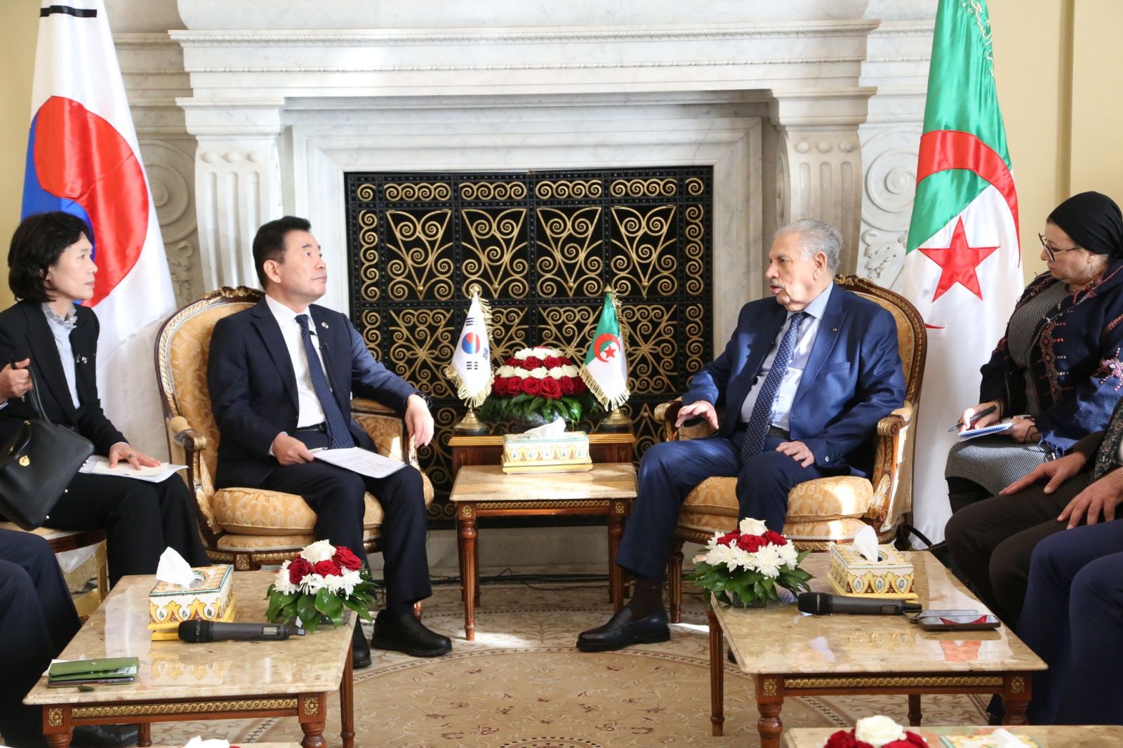 السيد صالح ڨوجيل، رئيس مجلس الأمة ،يعقد جلسة مباحثات مع السيد كيم جين بيو KIM Jin- pyo، رئيس الجمعية الوطنية لجمهورية كوريا
