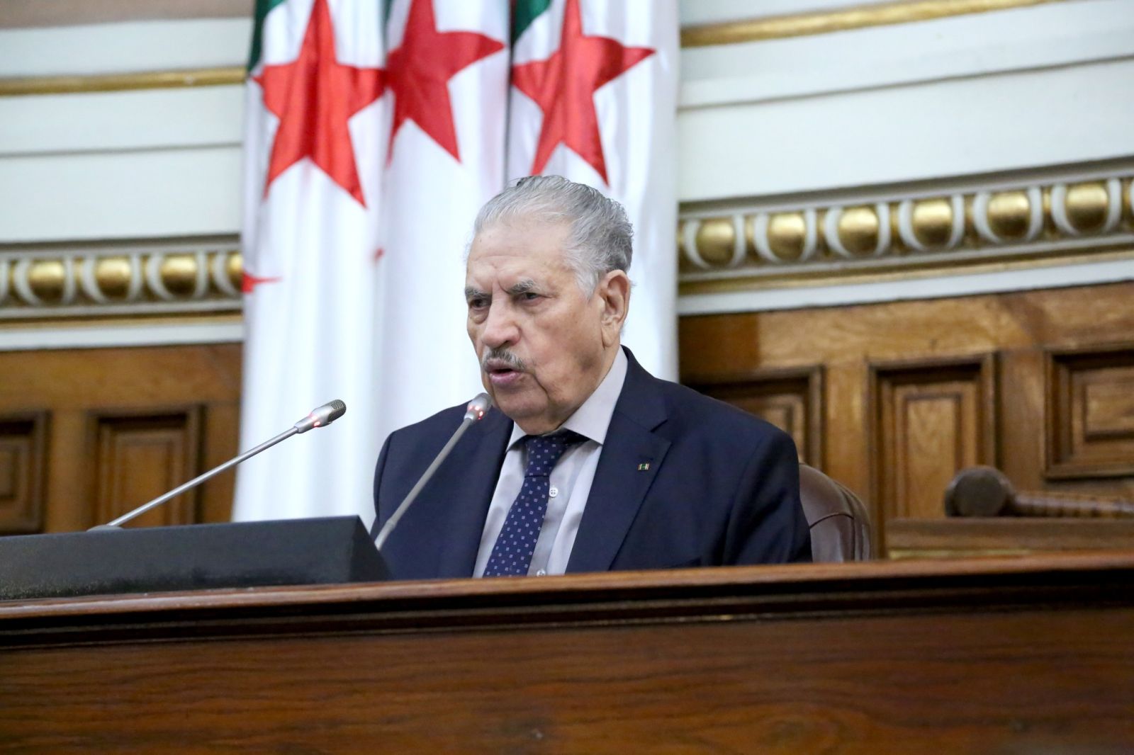 في جلسة عامّة برئاسة السيد صالح ڤوجيل، رئيس مجلس الأمة أعضاء المجلس يُصادقون على ثلاثة نصوص قوانين تتعلّق بقطاعات الداخلية والعدالة والنقل