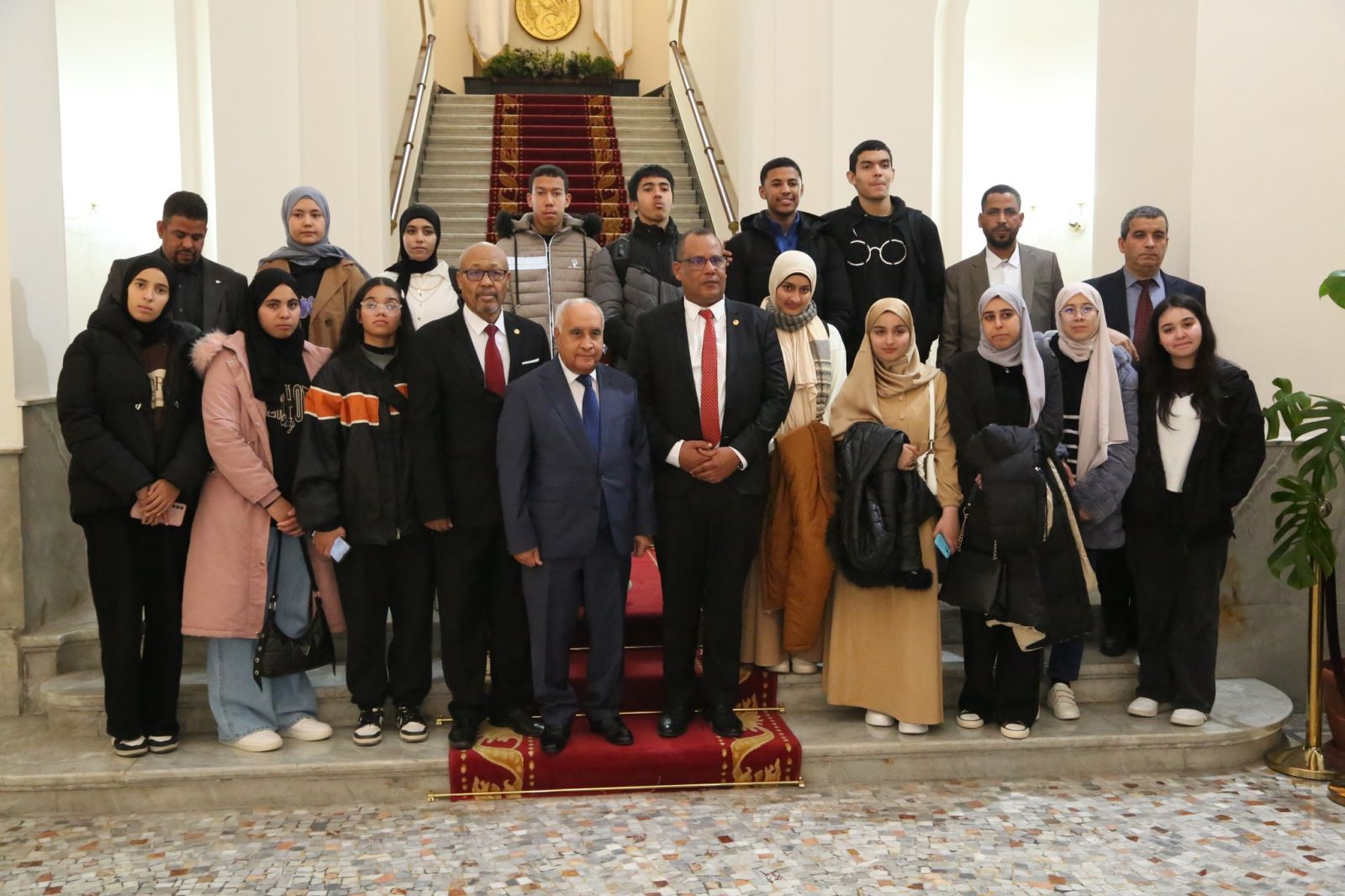 مجموعة من تلاميذ ثانوية الشهيد بن سالم محمد- حاسي مسعود-ولاية ورقلة يزورون مقر مجلس الأمة.