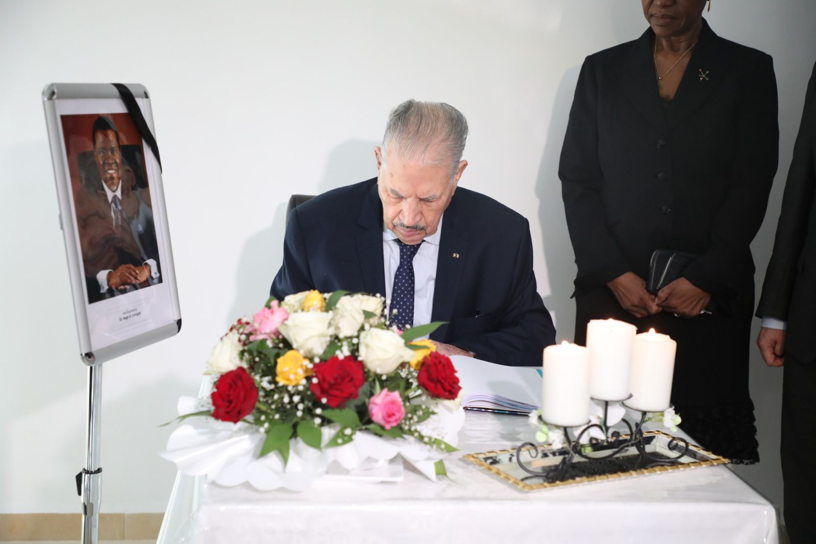 باسم رئيس الجمهورية، السيد عبد المجيد تبون، السيد صالح ڨوجيل رئيس مجلس الأمة، يوقع بمقر سفارة جمهورية ناميبيا بالجزائر، على سجلّ التعازي إثر وفاة السيد هاغ غينغوب رئيس جمهورية ناميبيا..