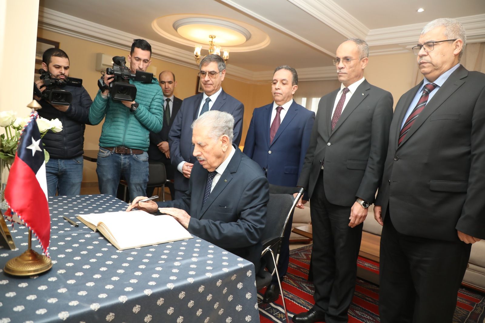 باسم رئيس الجمهورية، السيد عبد المجيد تبون،  السيد صالح ڨوجيل رئيس مجلس الأمة، يوقّع بمقر سفارة جمهورية الشيلي بالجزائر، على سجلّ التعازي، على إثر وفاة الرئيس الأسبق لجمهورية الشيلي السيد سيباستيان بينيرا..