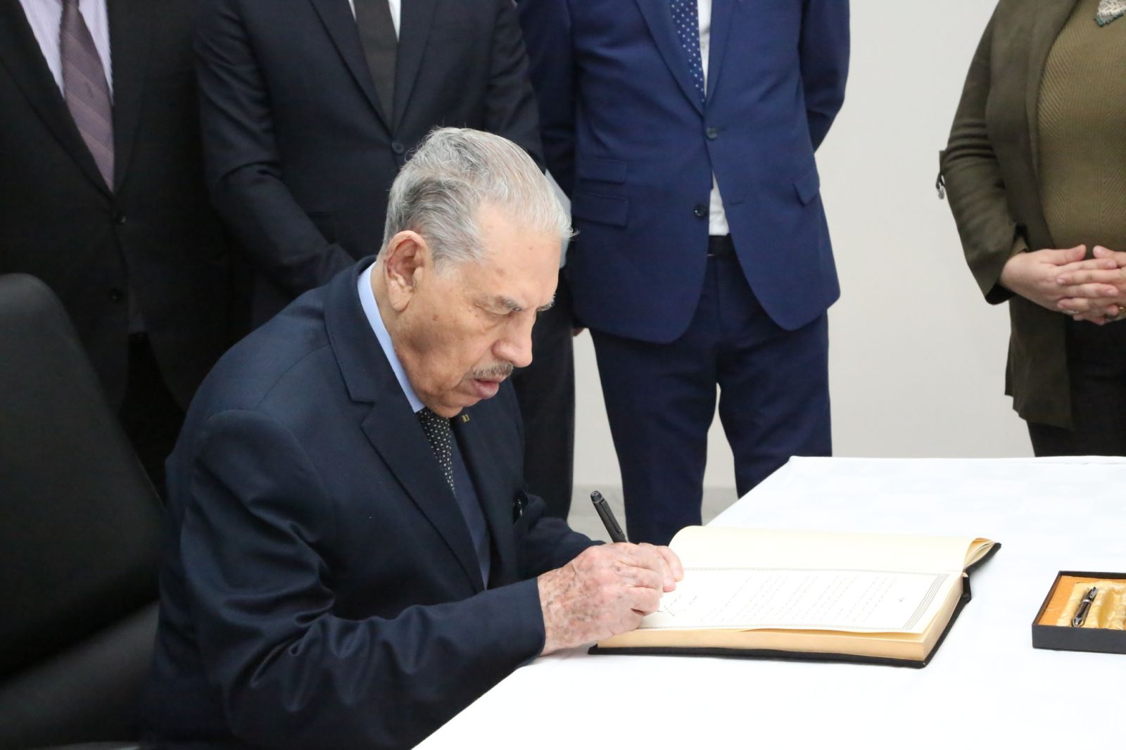 السيد صالح ڨوجيل رئيس مجلس الأمة، يوقّع بمقر سفارة جمهورية تنزانيا الاتحادية بالجزائر، على سجلّ التعازي