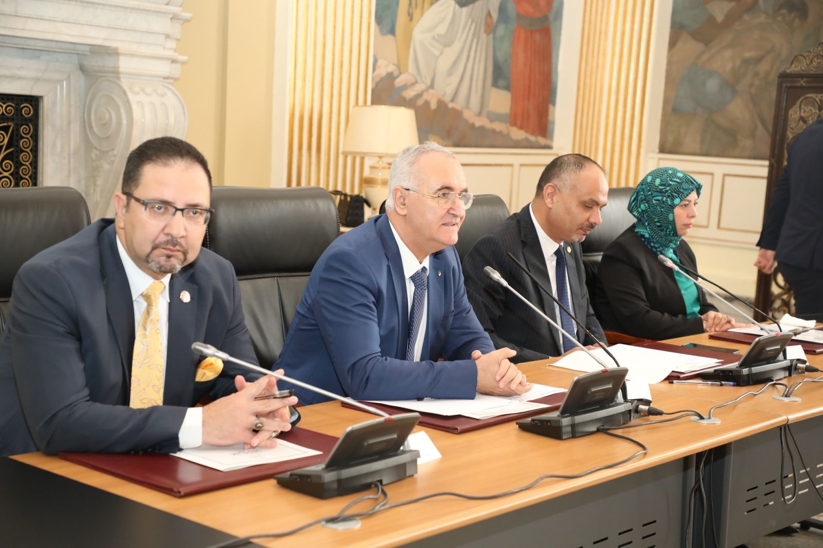 لجنة الشؤون الاقتصادية والمالية لمجلس الأمة برئاسة السيد ميلود حنافي تستمع إلى ممثل الحكومة، السيد لعزيز فايد، وزير المالية في إطار دراستها نص القانون المتضمّن تسوية الميزانية لسنة 2021 .