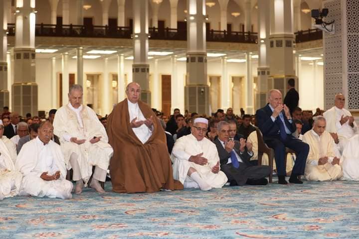 أداء السيد عبد المجيد تبون رئيس الجمهورية لصلاة عيد الفطر المبارك بجامع الجزائر الاعظم بمعية السيد صالح قوجيل رئيس مجلس الامة و كبار المسؤولين فى الدولة