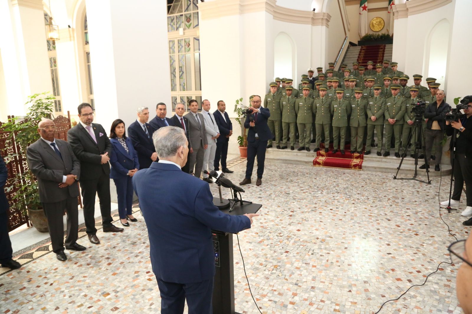 رئيس مجلس الأمة، السيد صالح قوجيل يُشيد بالاستراتيجية المنتهجة في التكوين للجيش الوطني الشعبي.