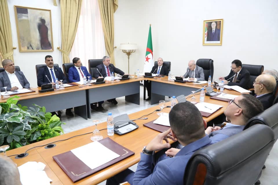 لجنة الشؤون القانونية والإدارية وحقوق الإنسان والتنظيم المحلي وتهيئة الإقليم والتقسيم الإقليمي برئاسة السيد محمّد العيد بـلاّع تباشر دراستها للمشروع التمهيدي لتعديل النظام الداخلي لمجلس الأمة