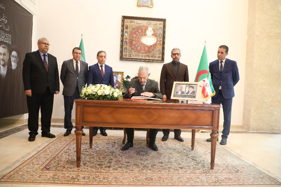 السيد صالح قوجيل رئيس مجلس الأمة يوقع على سجل التعازي بسفارة إيران إثر وفاة رئيس الجمهورية الإسلامية الإيرانية الشقيقة