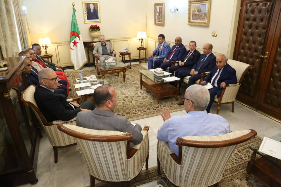 السيد صالح ڨوجيل، رئيس مجلس الأمة يعقد اجتماعاً تنسيقياً مع وفد البعثة الاستعلامية المؤقتة، لمجلس الأمة التي سيتم إيفادها إلى ولاية الجزائر.