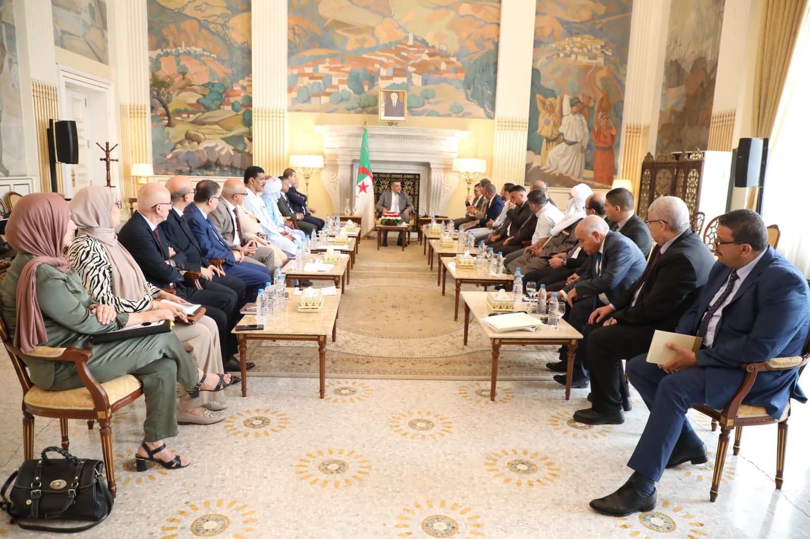 السيد صالح ڨوجيل، رئيس مجلس الأمة  يترأس اجتماعا توجيهيا لفائدة أعضاء وإطارات المجلس  المشاركين في الدورة التكوينية بجمهورية الصين الشعبية (بكين)
