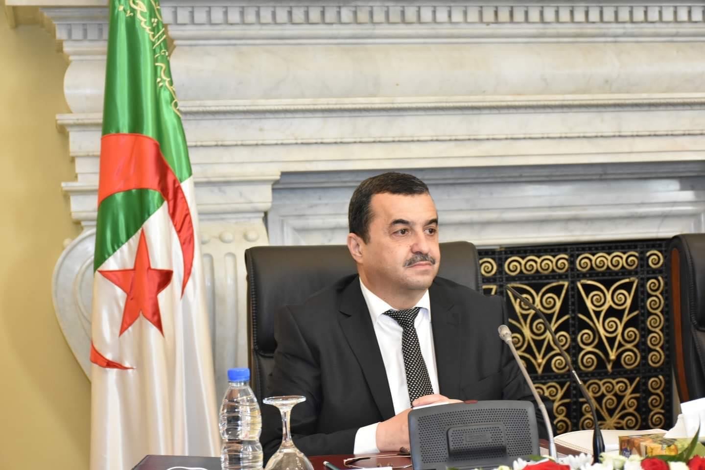 السيد صالح قوجيل، رئيس مجلس الأمة، يعزي السيد محمد عرقاب، وزير الطاقة والمناجم، في وفاة المغفور لها والدته، رحمها الله.