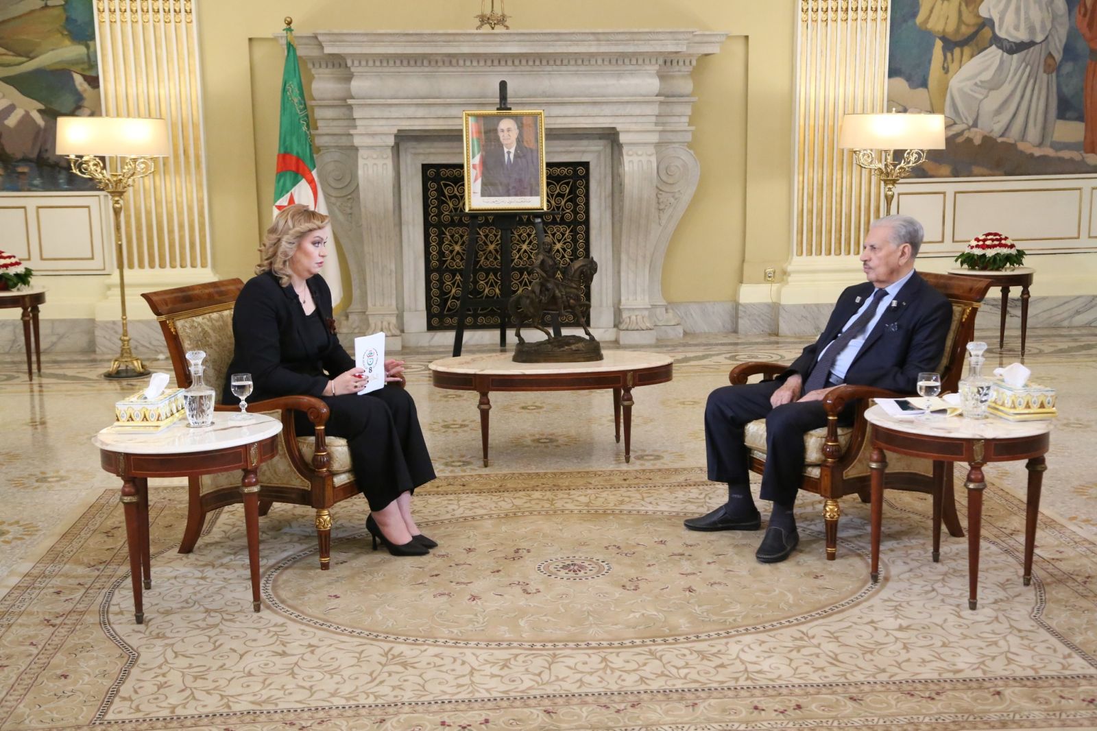 المجاهد صالح قوجيل، رئيس مجلس الأمة، يُجري حواراً صحفياً مع التلفزيون الجزائري، عشية إحياء الذكرى المزدوجة لهجومات الشمال القسنطيني ومؤتمر الصومام .