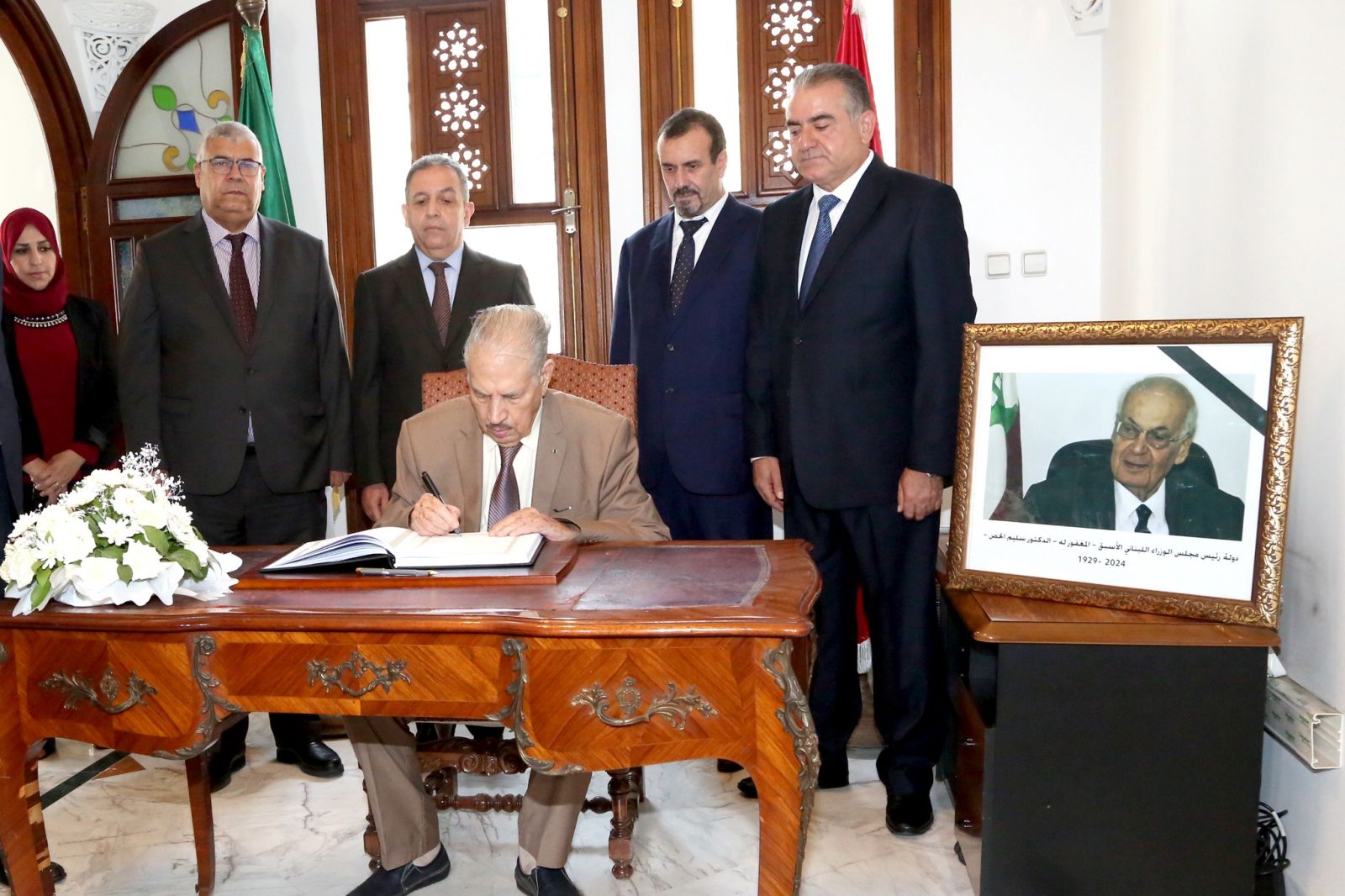 السيد صالح ڨوجيل رئيس مجلس الأمة، يوقّع بمقر سفارة الجمهورية اللبنانية بالجزائر، على سجلّ التعازي، على إثر وفاة رئيس الوزراء اللبناني الأسبق السيد سليم الحص..