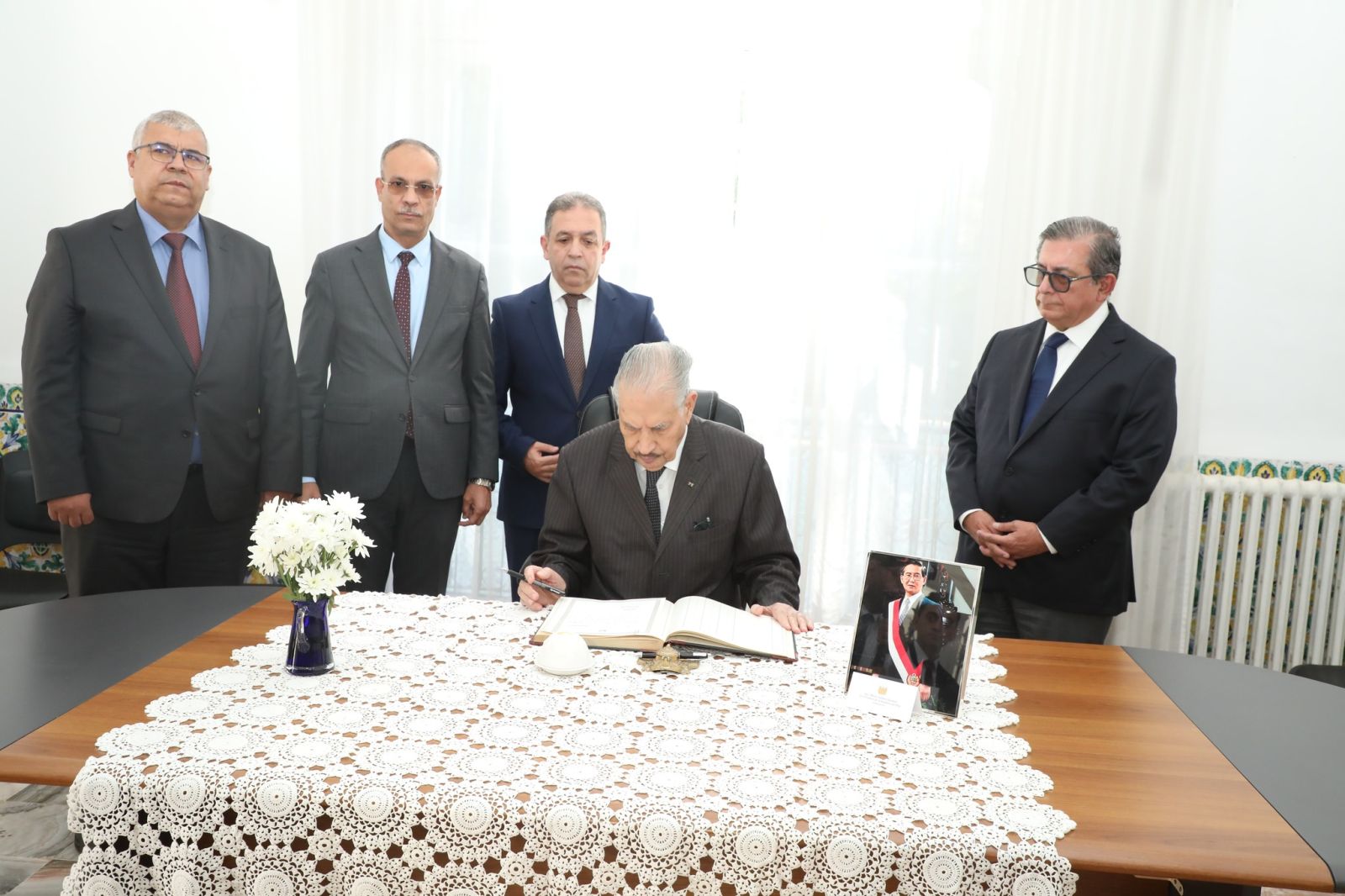 السيد صالح قوجيل رئيس مجلس الأمة، يوقع بمقر سفارة جمهورية البيرو بالجزائر، على سجل التعازي إثر وفاة السيد ألبرتو فوجيموري الرئيس السابق لجمهورية البيرو