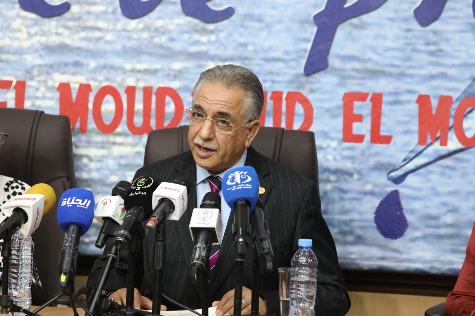 السيد ساعد عروس، يشارك في ندوة نظمتها جمعية مشعل الشهيد بمناسبة سبعينية لقاء الستة التاريخيين، ويلقي الكلمة التي وجهها السيد صالح قوجيل، بهذه المناسبة
