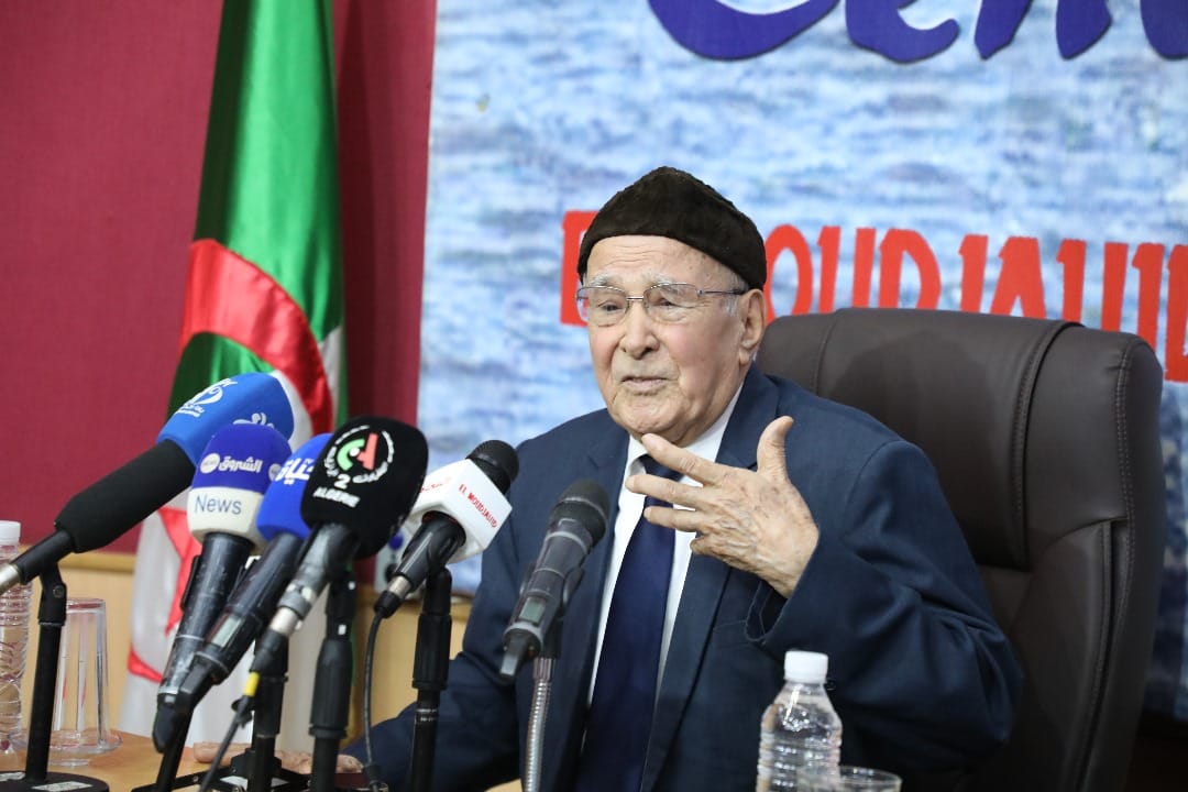 المجاهد يوسف مصار، عضو مجلس الأمة، محاضرا في فعاليات منتدى الذاكرة