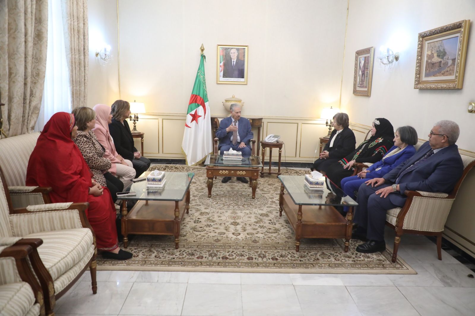 مجاهدات بمعية رئيسة منتدى دعم وترقية المرأة الريفية وأعضاء عن ذات المنتدى يؤدين زيارة مجاملة إلى السيد صالح ڨوجيل، رئيس مجلس الأمة