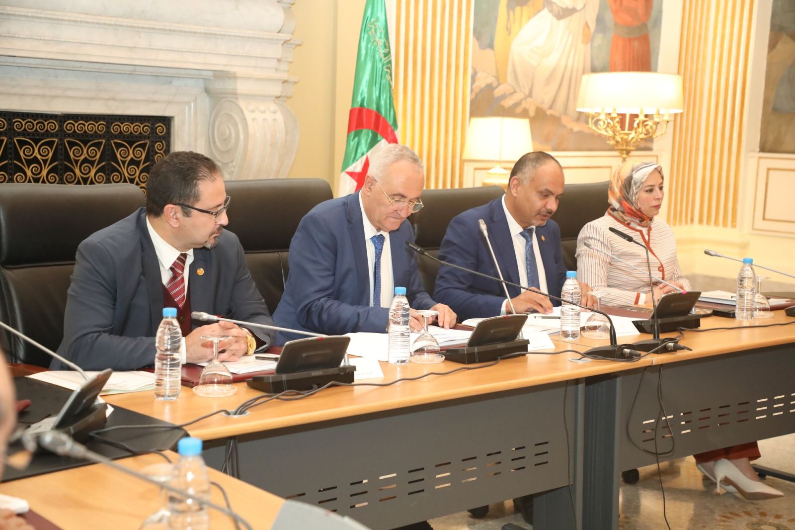 لجنة الشؤون الاقتصادية والمالية لمجلس الأمة برئاسة السيد ميلود حنافي تستمع إلى ممثل الحكومة، السيد لعزيز فايد، وزير المالية في إطار دراستها لنص القانون المتضمّن قانون المالية لسنة 2025
