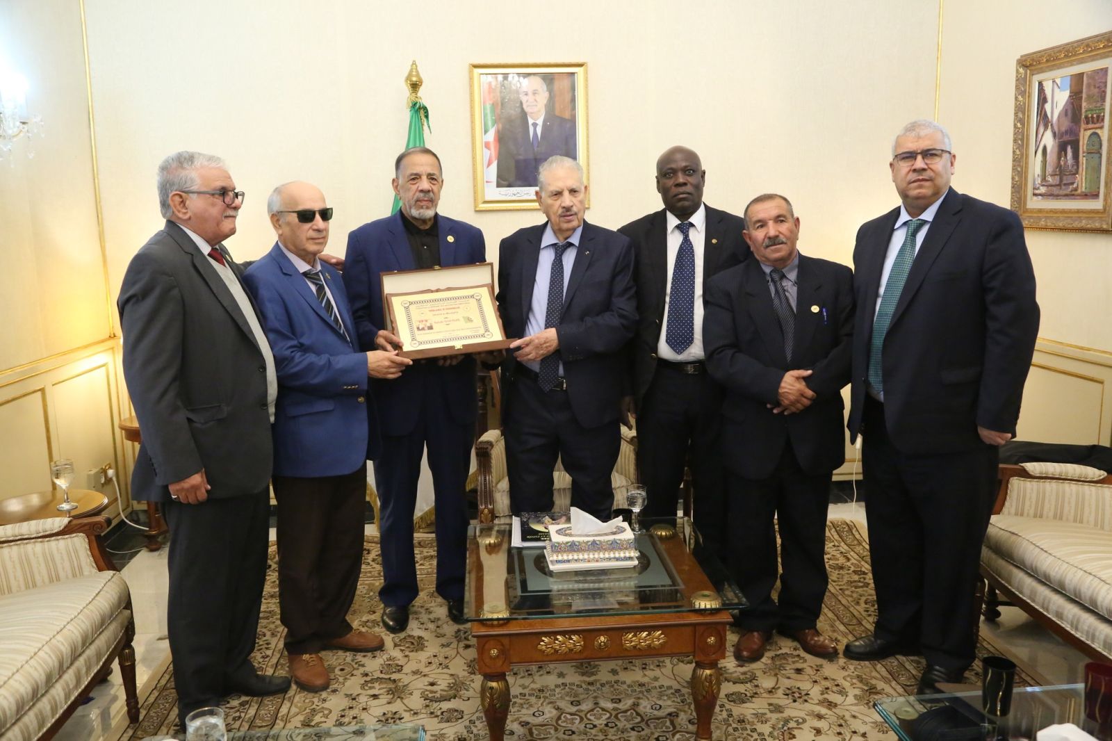 أعضاء عن المؤسسة الجزائرية للبرلمانيين السابقين يؤدون زيارة مجاملة إلى السيد صالح ڨوجيل، رئيس مجلس الأمة