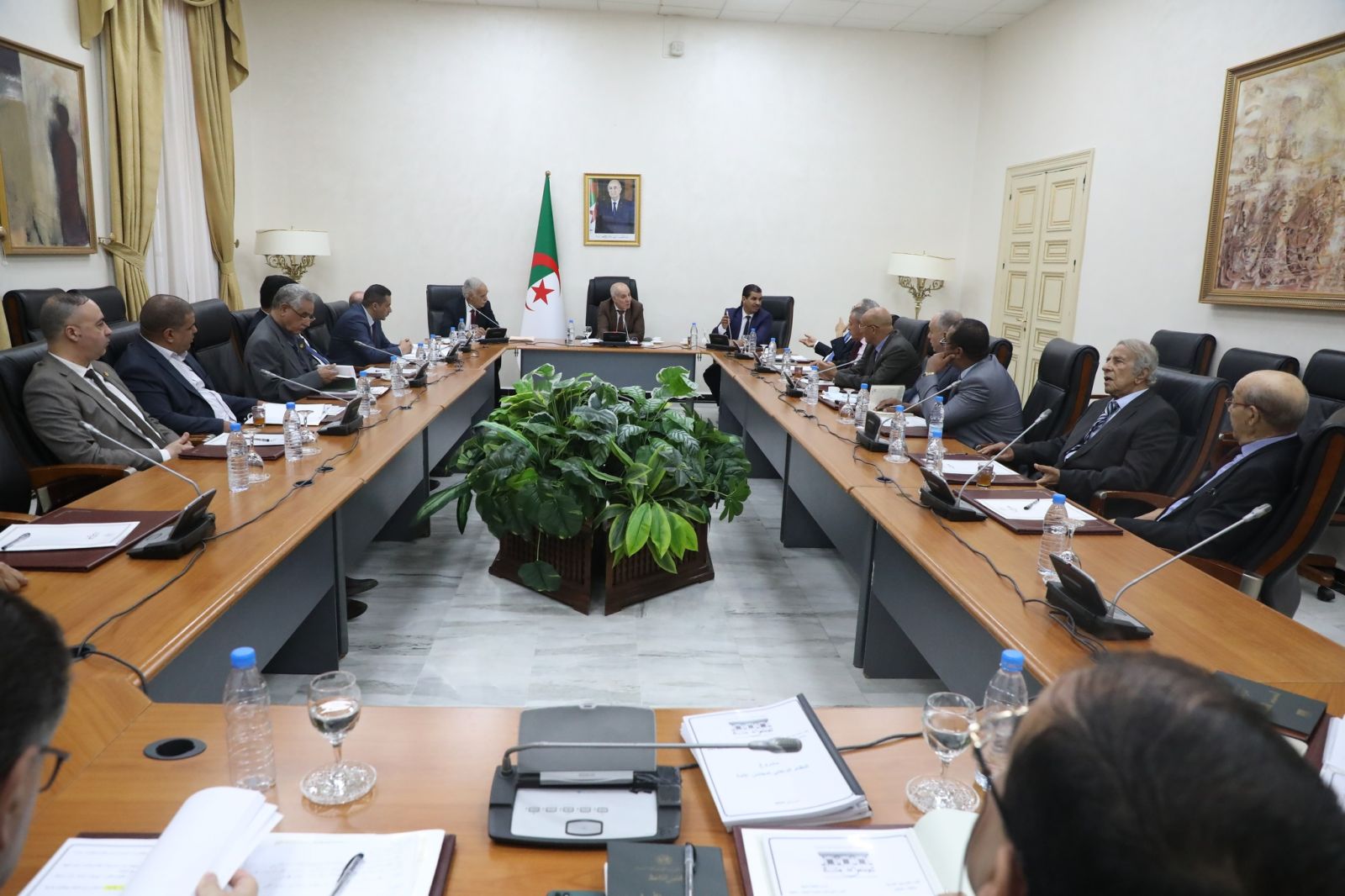 لجنة الشؤون القانونية والإدارية وحقوق الإنسان والتنظيم المحلي وتهيئة الإقليم والتقسيم الإقليمي برئاسة السيد محمّد العيد بلاّع تعقد جلسة استشارية مع رؤساء المجموعات البرلمانية ومنسق الأعضاء غير المنتمين إلى مجموعة البرلمانية
