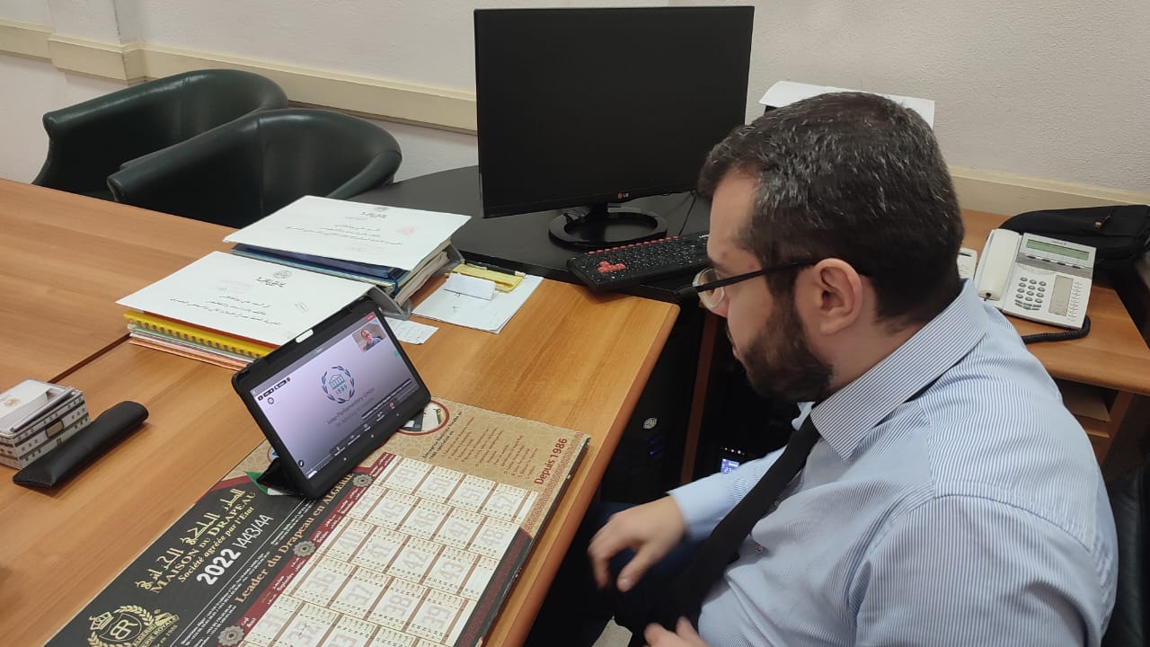 مجموعة من إطارات مجلس الأمة يشاركون في ندوة عبر الزوم حول إمكانات الذكاء الاصطناعي في البرلمانات