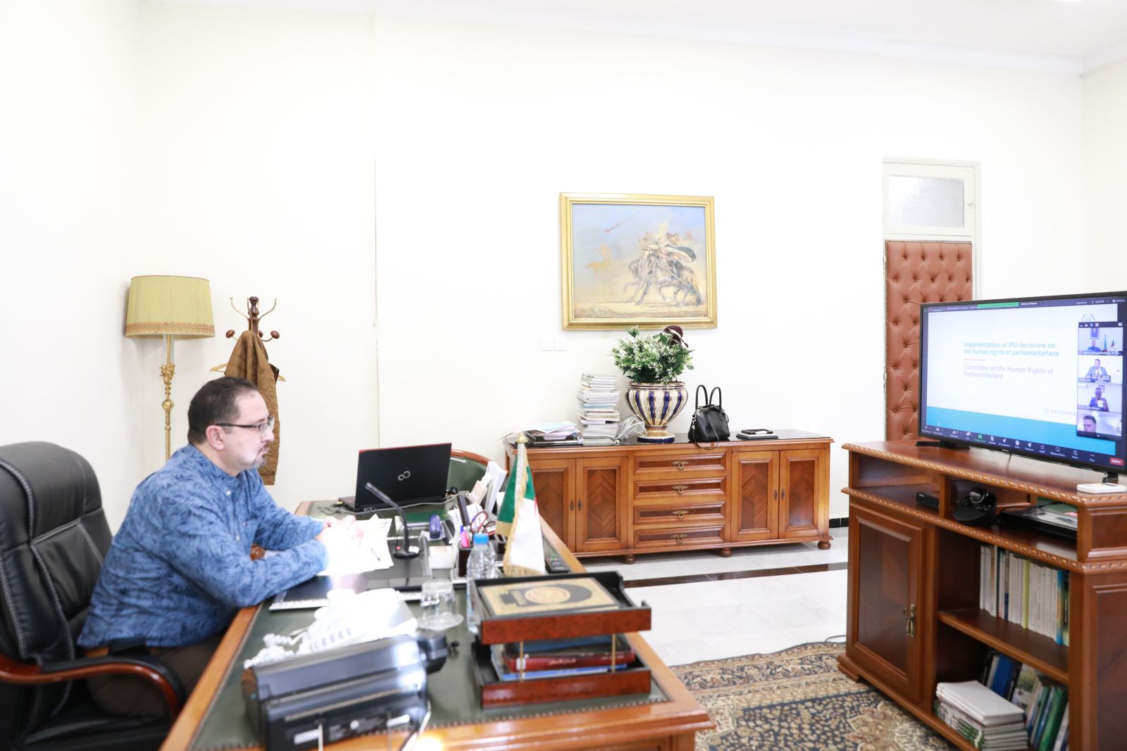 السيد أحمد خرشي، نائب رئيس مجلس الأمة، نائب رئيس الاتحاد البرلماني الدولي، يشارك في اجتماع اللجنة التنفيذية للاتحاد البرلماني الدولي عبر تقنية التحاضر المرئي عن بعد