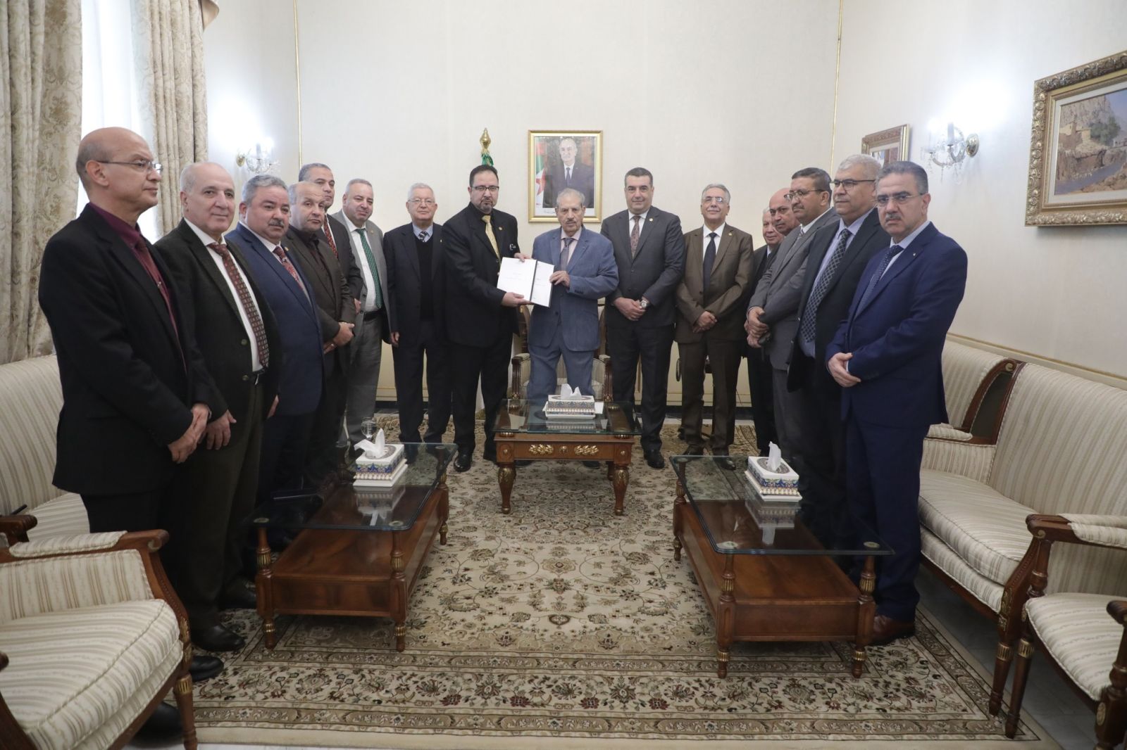 السيد صالح ڤوجيل، رئيس مجلس الأمة يتسلّم تقرير فوج العمل المكلّف بالنظر في المشروعين التمهيديين لقانوني البلدية والولاية