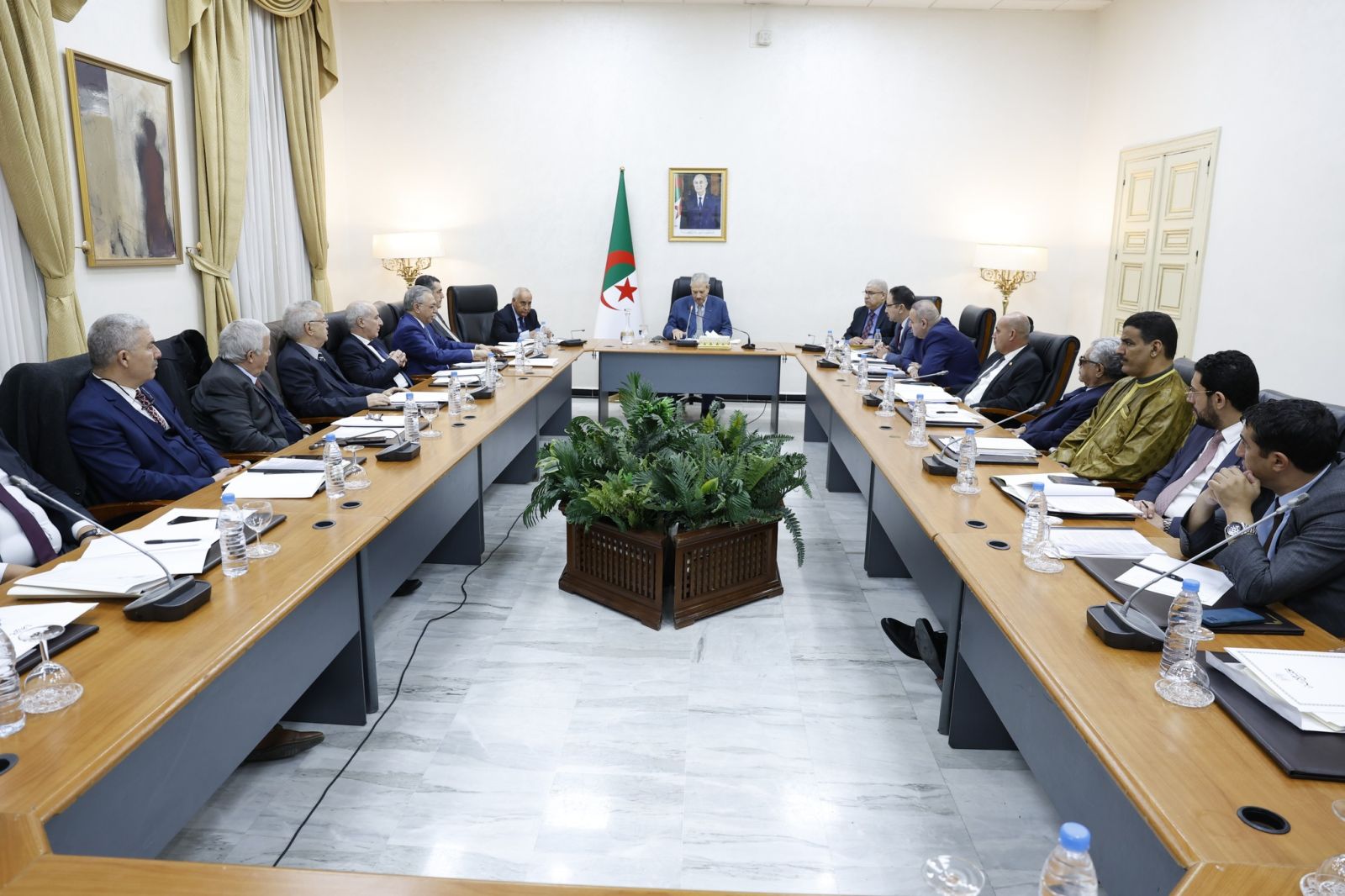 رئيس مجلس الأمة يُنصِّب فوج العمل المكلف بالنظر في المشروعين التمهيديين للقانونين العضويين المتعلقين بالأحزاب السياسية والجمعيات