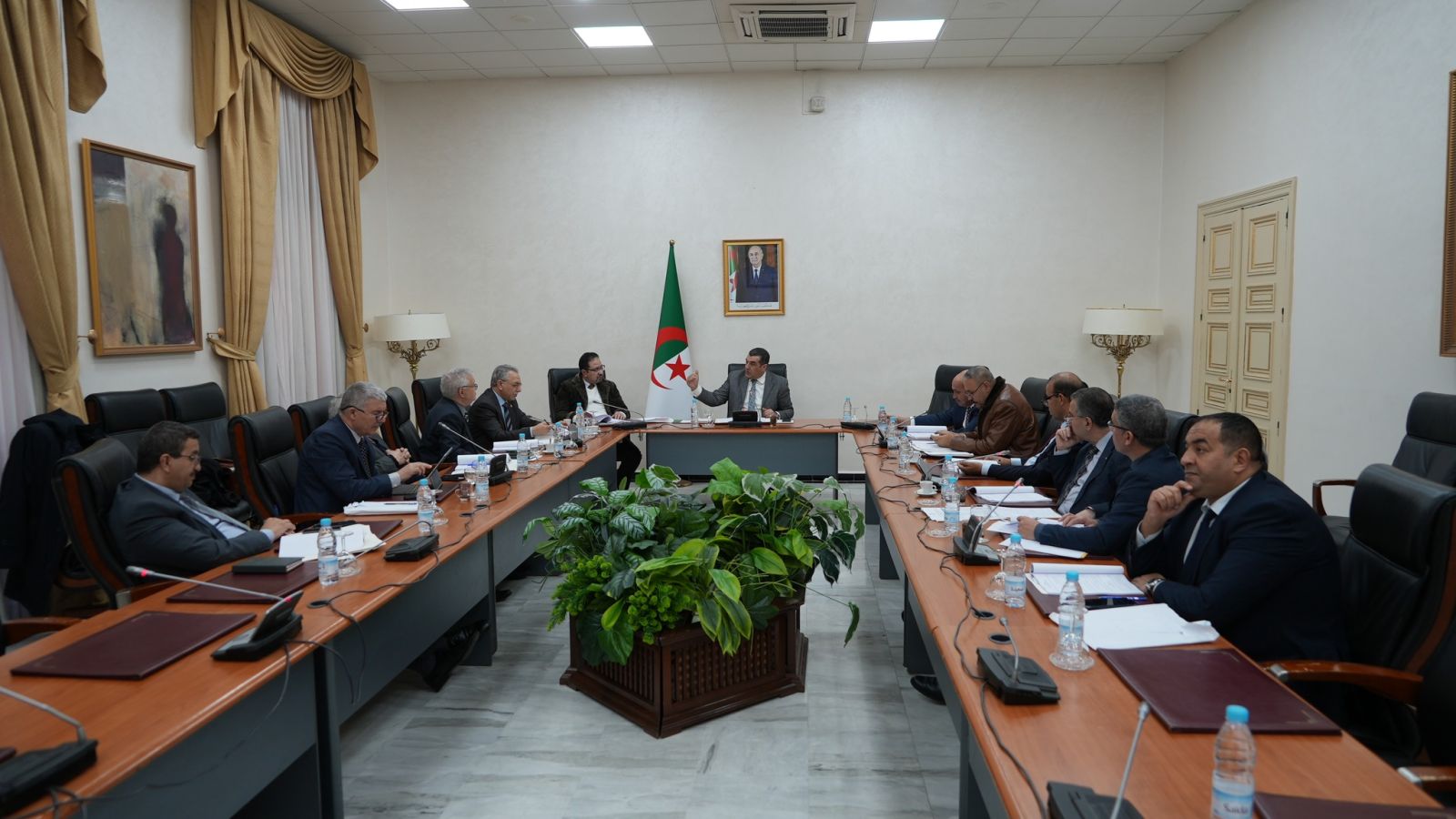 فوج العمل المكلف بالنظر في المشروعين التمهيديين للقانونين العضويين المتعلقين بالأحزاب السياسية والجمعيات يواصل أشغاله بمقر مجلس الأمة.