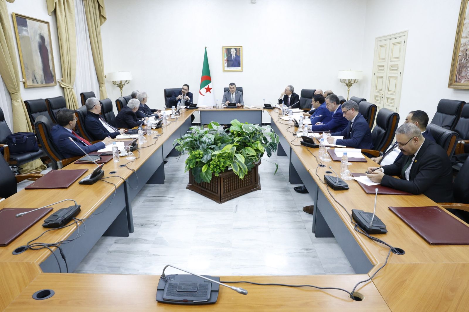 فوج العمل المكلف بالنظر في المشروعين التمهيديين للقانونين العضويين المتعلقين بالأحزاب السياسية والجمعيات ينهى سلسلة اجتماعاته التي تندرج في إطار دراسته للمشروعين