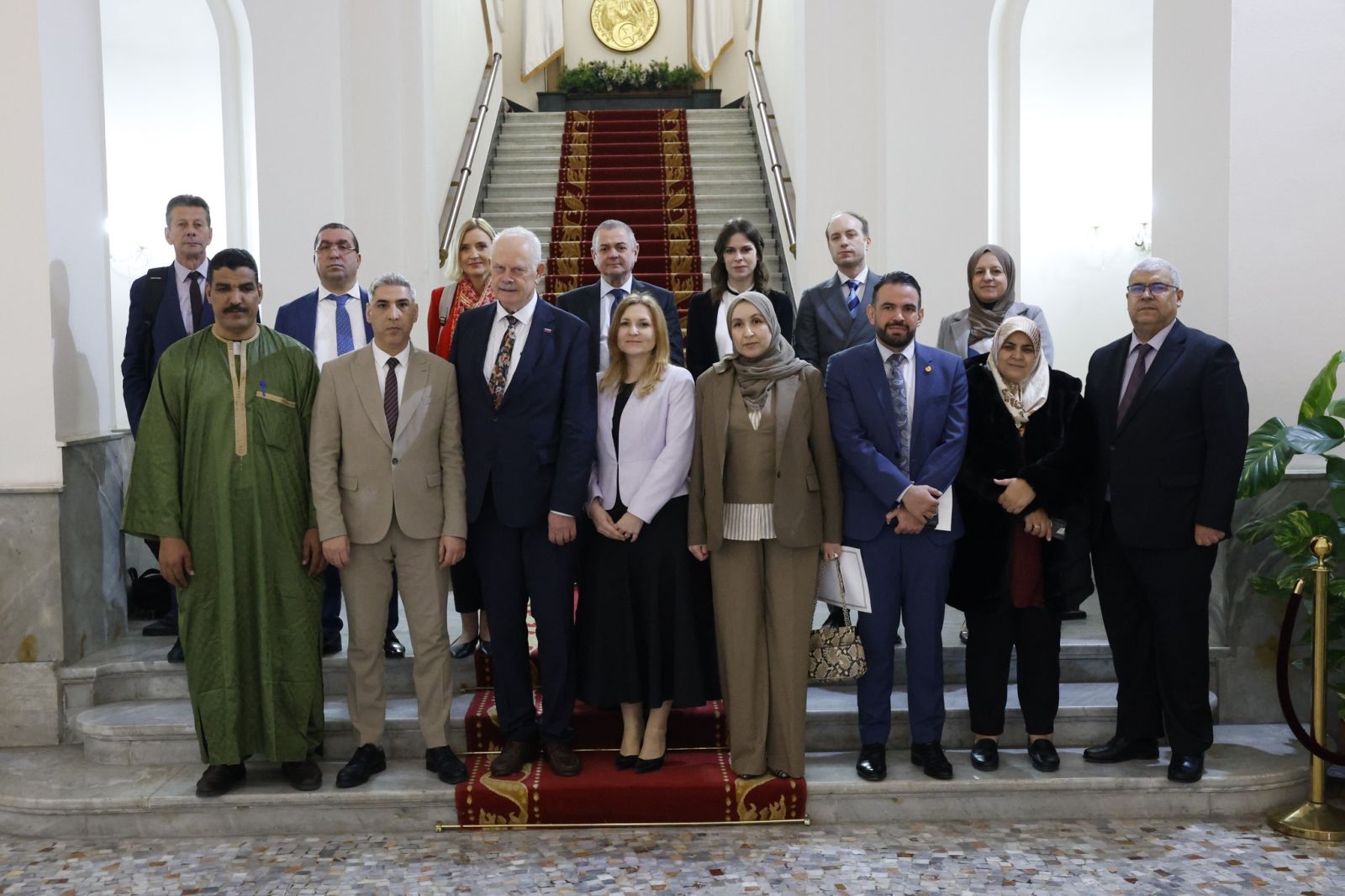 بتكليف من السيد صالح قوجيل، رئيس مجلس الأمة،السيد محمد عمرون، رئيس لجنة الشؤون الخارجية والتعاون الدولي والجالية الجزائرية في الخارج، يستقبل وفدًا عن مجموعة الصداقة البرلمانية "سلوفينيا - الجزائر "