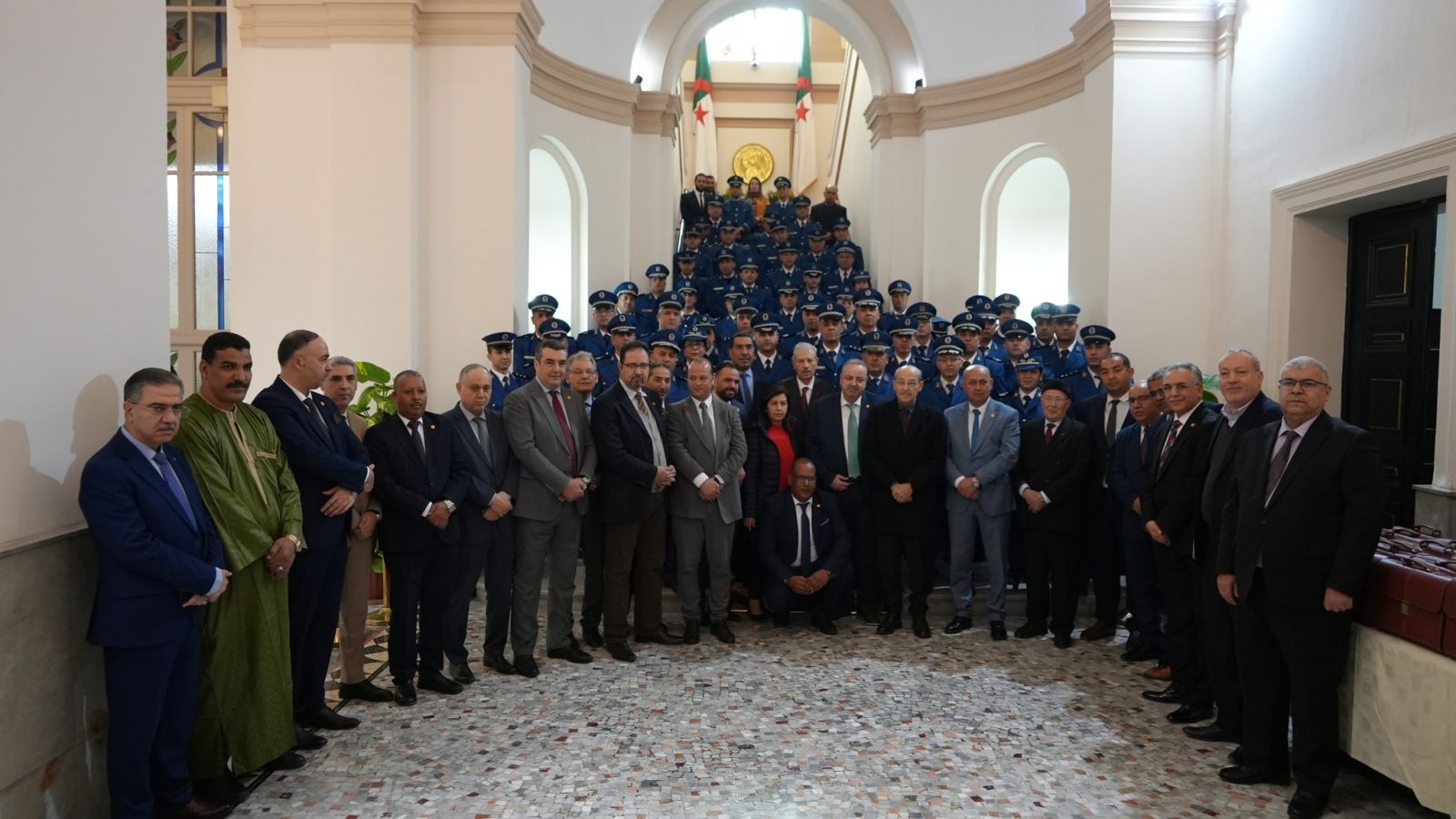 رئيس مجلس الأمة يخصُّ مجموعة من إطارات المديرية العامة للأمن الوطني التي نزلت في ضيافة مجلس الأمة بكلمة مقتضبة أبان فيها عن الأهمية التي توليها السلطات للمؤسسة الأمنية