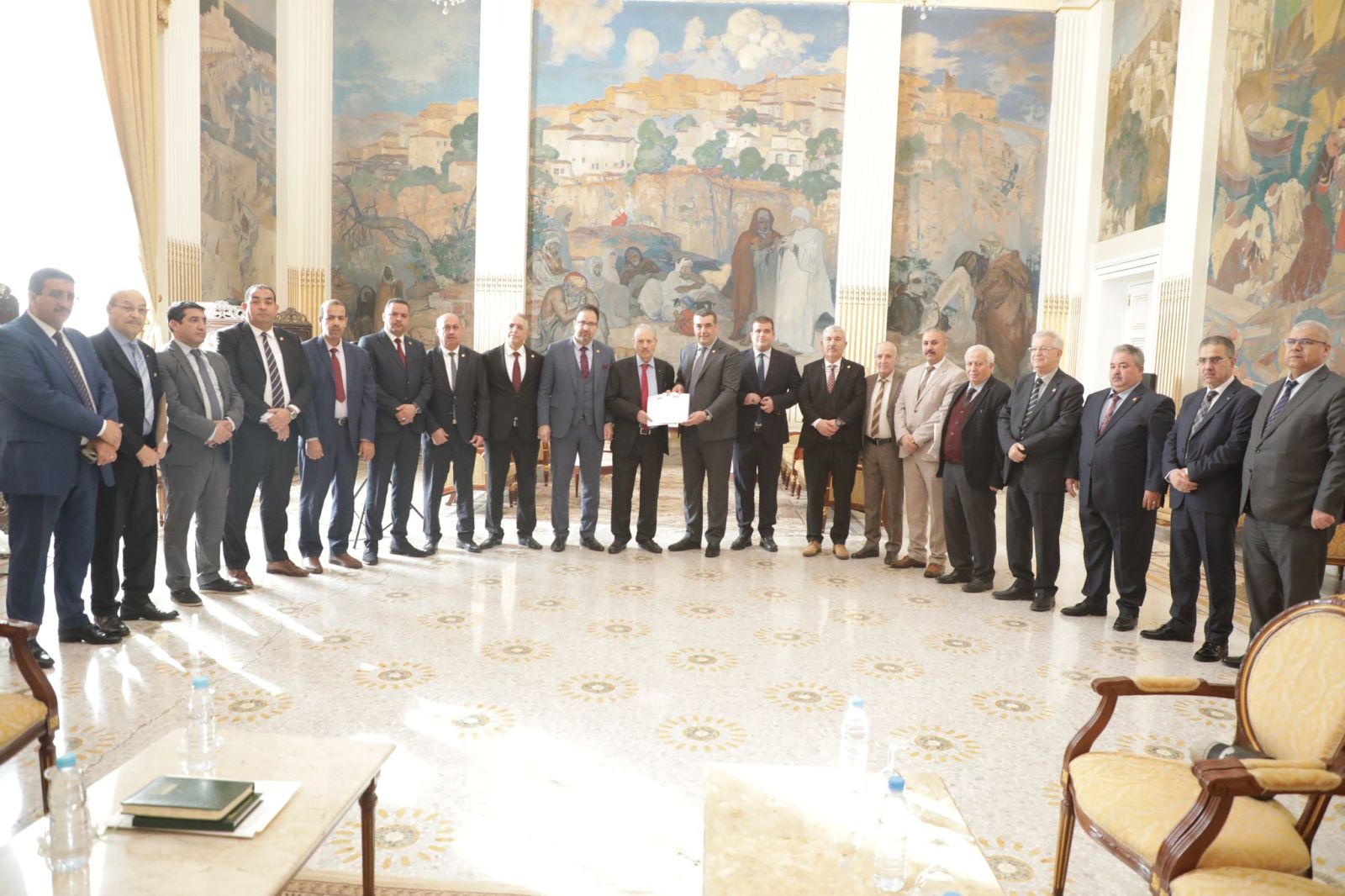 السيد صالح ڤوجيل، رئيس مجلس الأمة يتسلّم التقريرين اللذيْن أعدّهما فوج العمل المكلّف بالنظر في المشروعين التمهيديين للقانونيين العضويين المتعلقين بالأحزاب السياسية والجمعيات