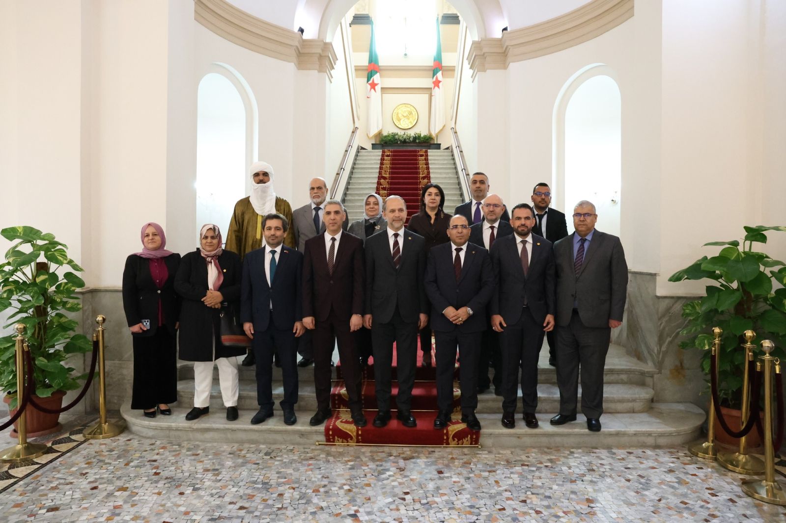بتكليف من السيد صالح قوجيل، رئيس مجلس الأمة، السيد محمد عمرون، رئيس لجنة الشؤون الخارجية والتعاون الدولي، والجالية الوطنية بالخارج، يستقبل وفدا برلمانيا عن الجمعية الوطنية الكبر للجمهورية التركية