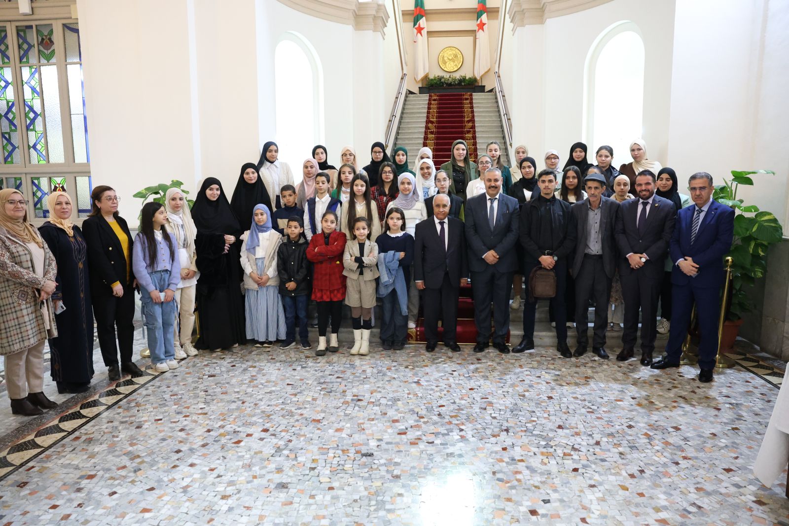 مجموعة من تلاميذ مدرسة "أحفاد الأمير" الخاصة، بالكاليتوس (متوسط - ثانوي)، تقوم بزيارة الى مقر مجلس الأمة