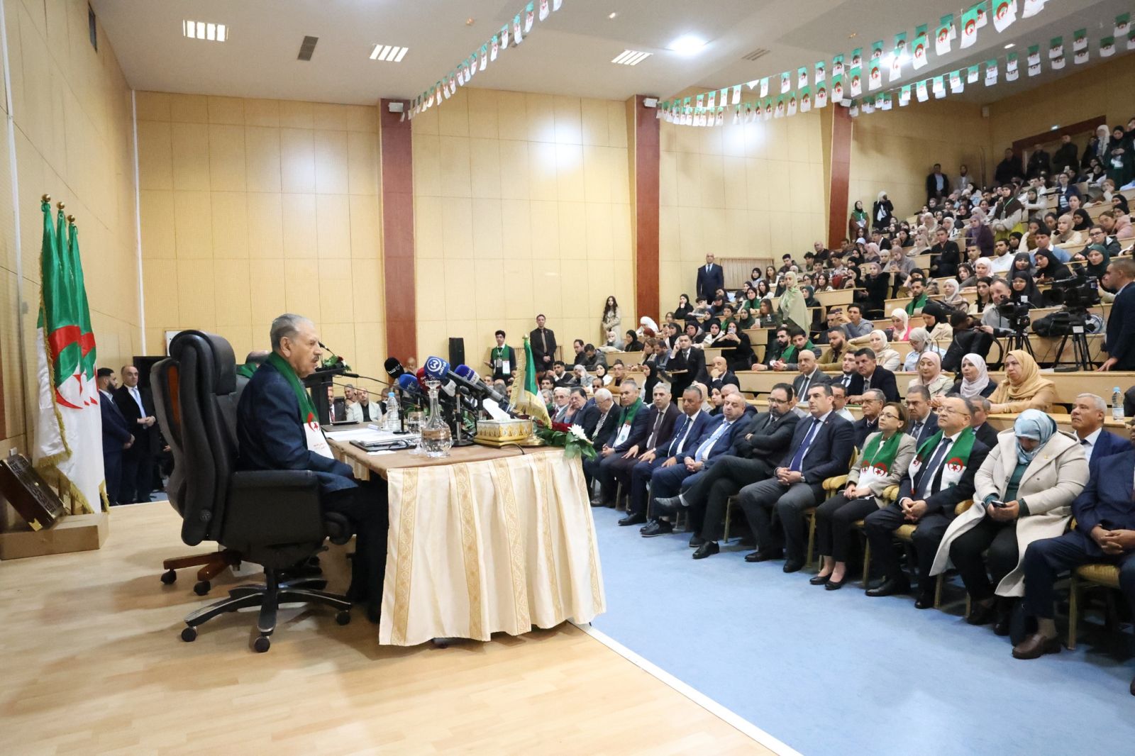 السيد المجاهد صالح قوجيل رئيس مجلس الأمة يلقي محاضرة بكلية الحقوق لجامعة الجزائر 1