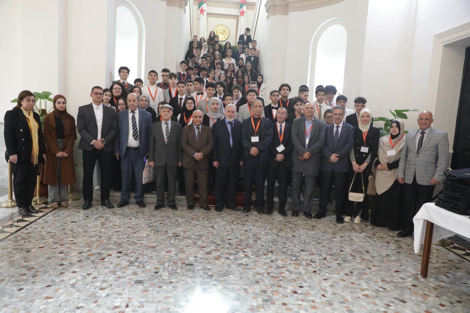 مجموعة من تلاميذ مؤسسة التربية و التعليم "النجاح" لولاية البويرة تقوم بزيارة إلى مقر مجلس الأمة