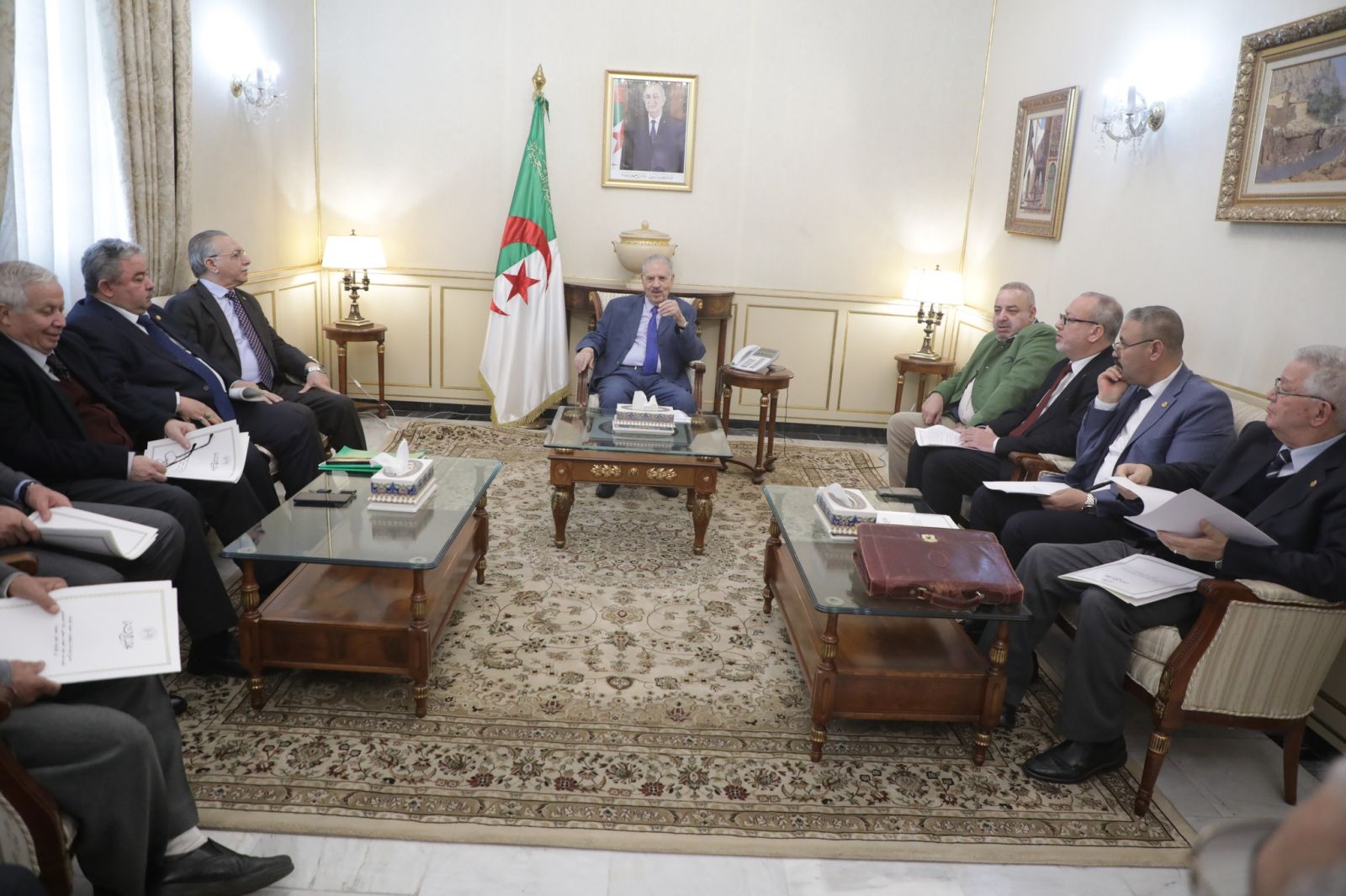 السيد صالح قوجيل، رئيس مجلس الأمة يُشرف على اجتماع تنسيقي وتشاوري ويقرر عقد جلسة علنية عامة يوم الخميس 13 مارس 2025 لإجراء القرعة لتجديد نصف عدد أعضاء مجلس الأمة المنتخبين في الولايات العشر الجديدة