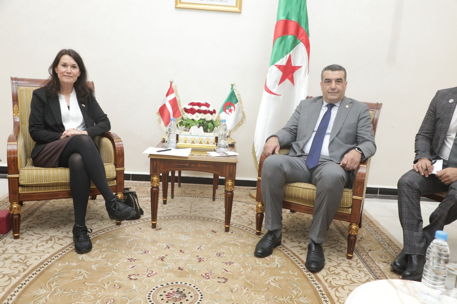 بتكليف من السيد صالح قوجيل، رئيس مجلس الأمة السيد محمد رضا أوسهلة، نائب رئيس مجلس الأمة يؤكد في لقاء مع وفد عن لجنة الشؤون الأوربية ببرلمان الدانمارك: