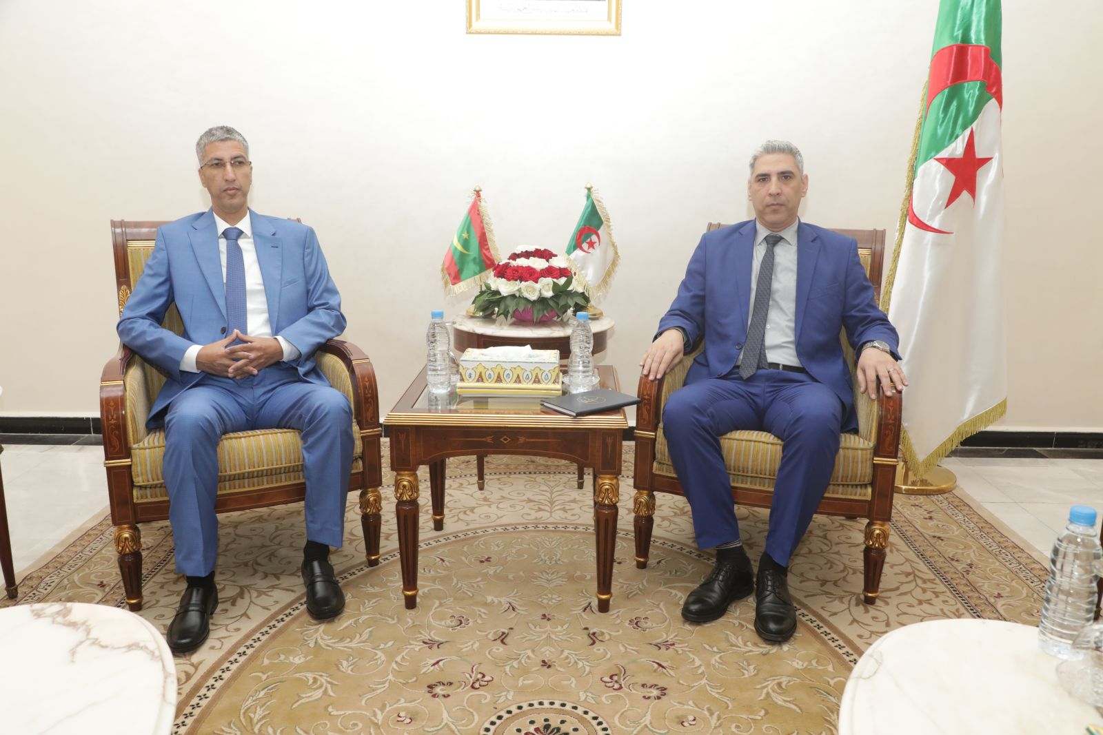 بتكليف من السيد صالح قوجيل، رئيس مجلس الأمة: السيد محمد عمرون، رئيس لجنة الشؤون الخارجية يستقبل رئيس الفريق البرلماني للصداقة الموريتانية-الجزائرية، ويؤكد أن بين الجزائر وموريتانيا تاريخ واحترام ومصير مشترك، وعلاقات البلدين تدعمها نوايا صادقة وإرادة سياسية واضحة