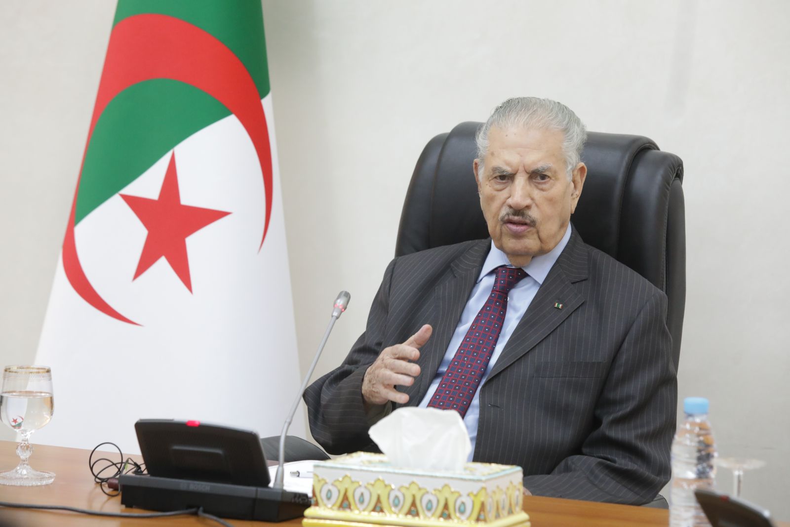 السيد صالح ڨوجيل، رئيس مجلس الأمة يعقد اجتماعاً مع السادة رؤساء المجموعات البرلمانية وممثلي التشكيلات السياسية الأخرى الممثلة بالمجلس