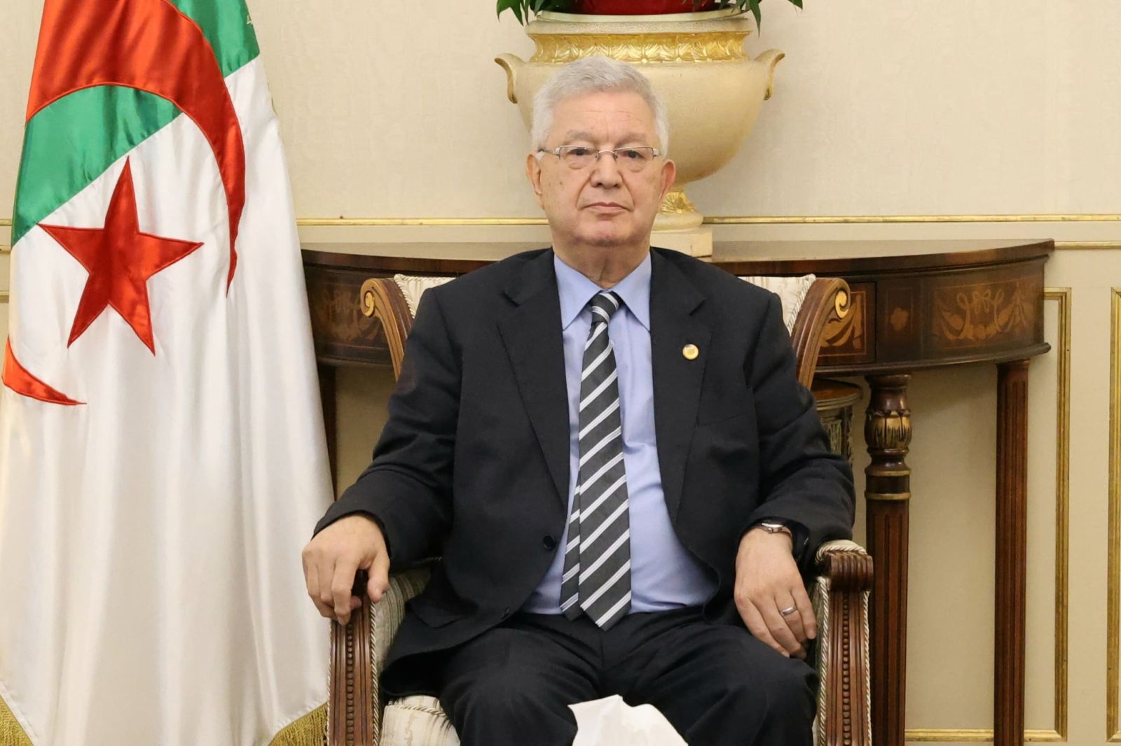 السيد عزوز ناصري، رئيس مجلس الأمة  خلال ترؤسه جلسة تشاورية مع السادة رؤساء المجموعات البرلمانية