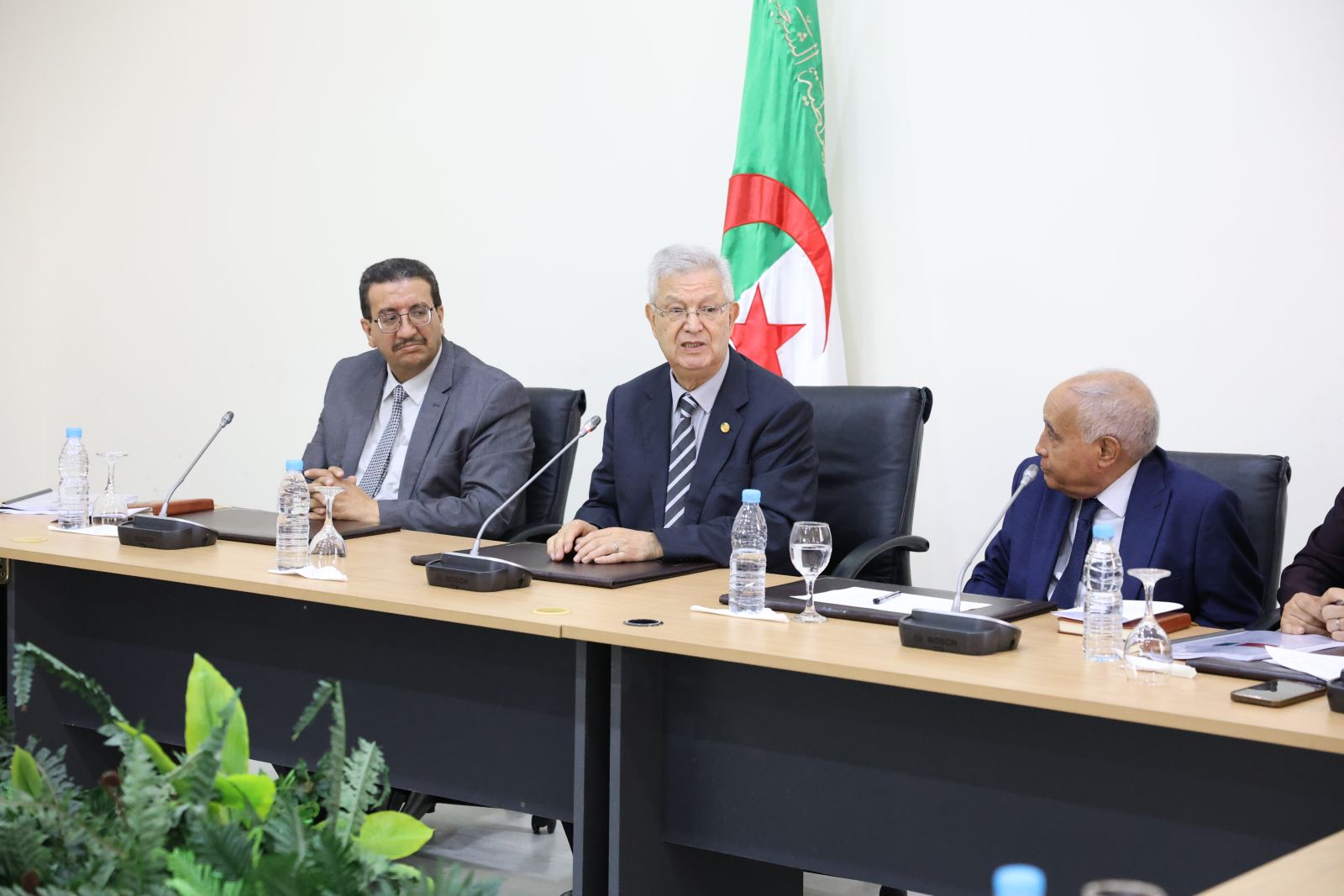 السيد عزوز ناصري، رئيس مجلس الأمة، يشرف على اجتماع توجيهي لوفد مجلس الأمة المشارك في الدورة التكوينية التي ينظمها معهد جيانغتسي المهني للغات الأجنبية والتجارة الدولية
