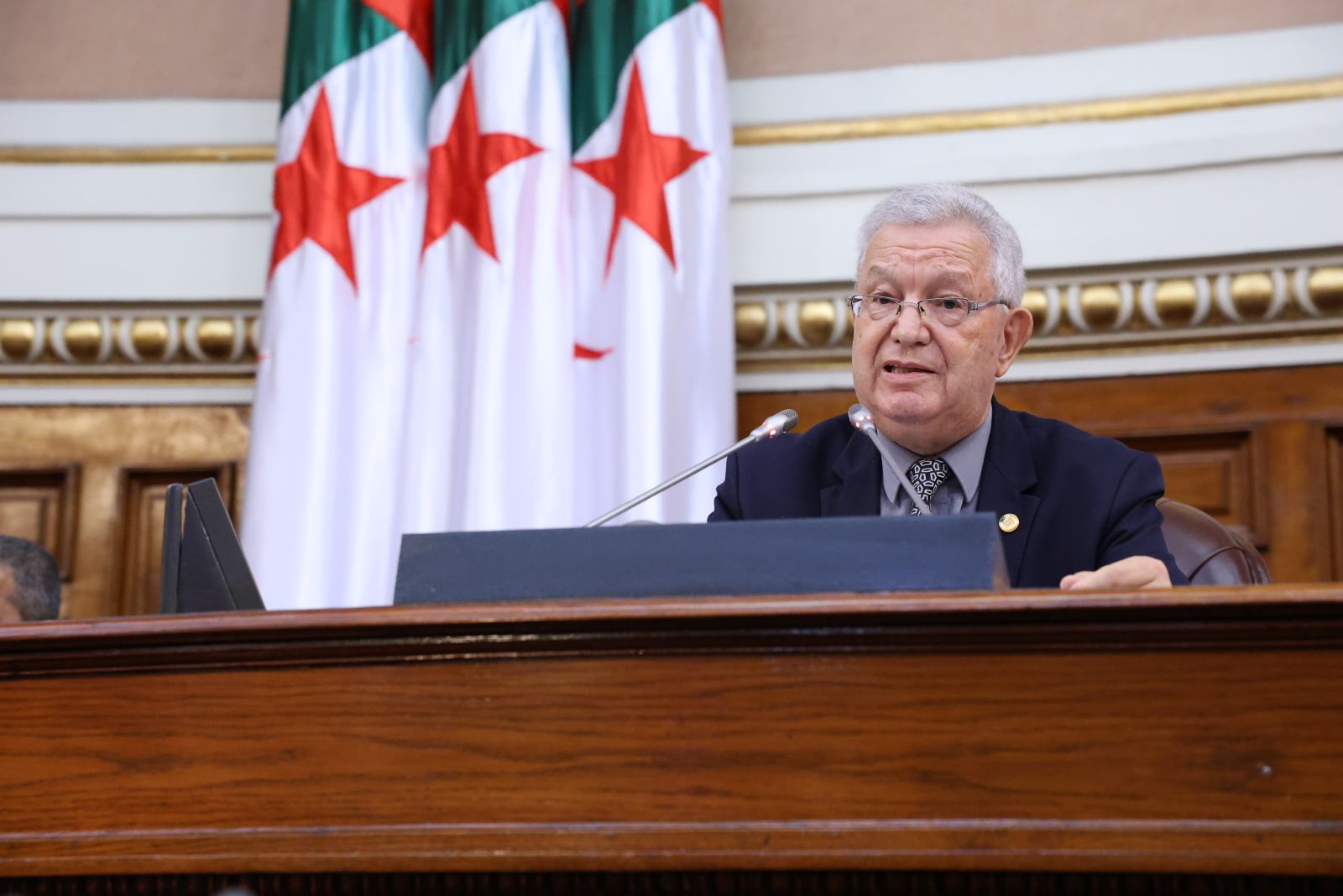 السيد عزوز ناصري، رئيس مجلس الأمة يؤكد أن " هذا النص الهام يندرج ضمن سياسة وتوجيهات السيد عبد المجيد تبون، رئيس الجمهورية الرامية الى توخي الدقة والصرامة في إدارة الموارد لتعزيز الكفاءة في تحقيق الأهداف الاستراتيجية للجزائر المنتصرة".