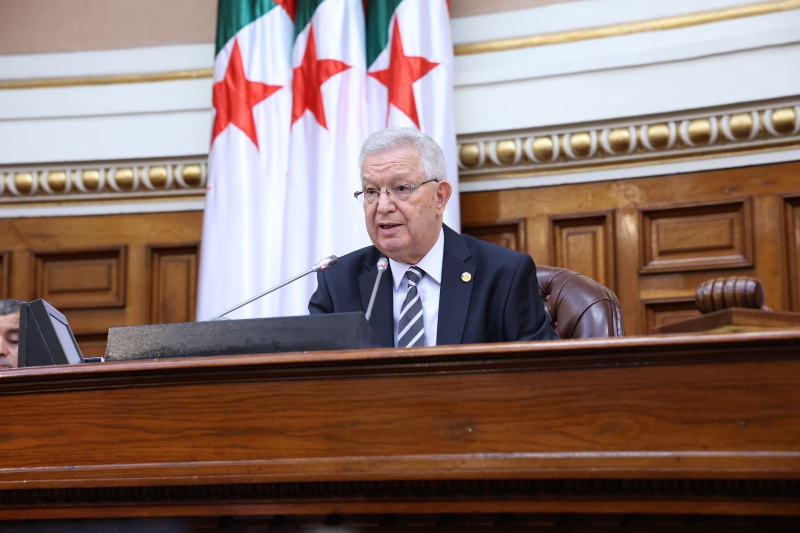 في جلسة علنية برئاسة السيد عزوز ناصري، رئيس مجلس الأمة، أعضاء مجلس الأمة يناقشون نص قانون يعدل ويتمم القانون رقم 83-11 المتعلق بالتأمينات الاجتماعية