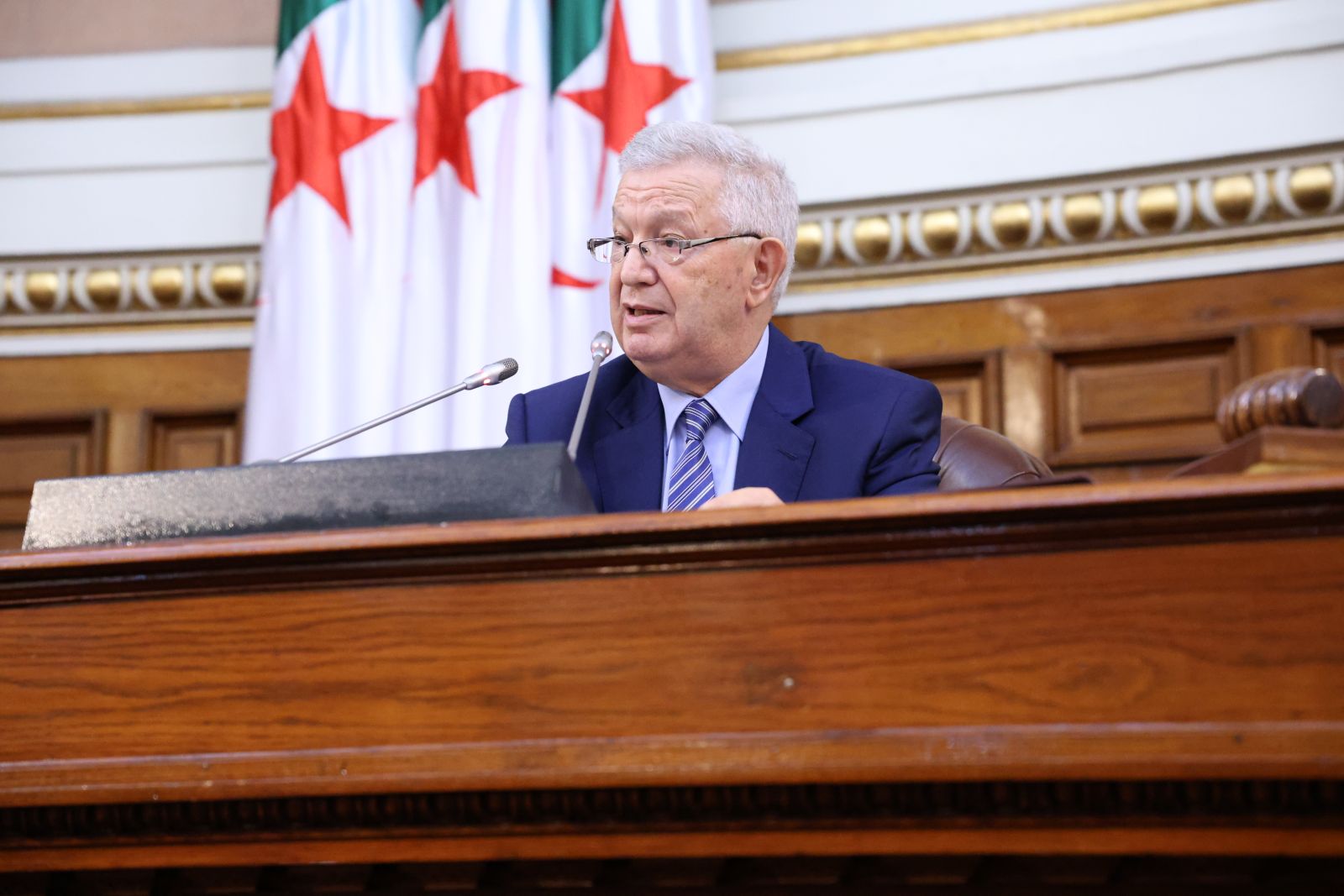 في جلسة علنية برئاسة السيد عزوز ناصري، رئيس مجلس الأمة  أعضاء مجلس الأمة يناقشون نص قانون يتعلّق بالتعبئة العامة