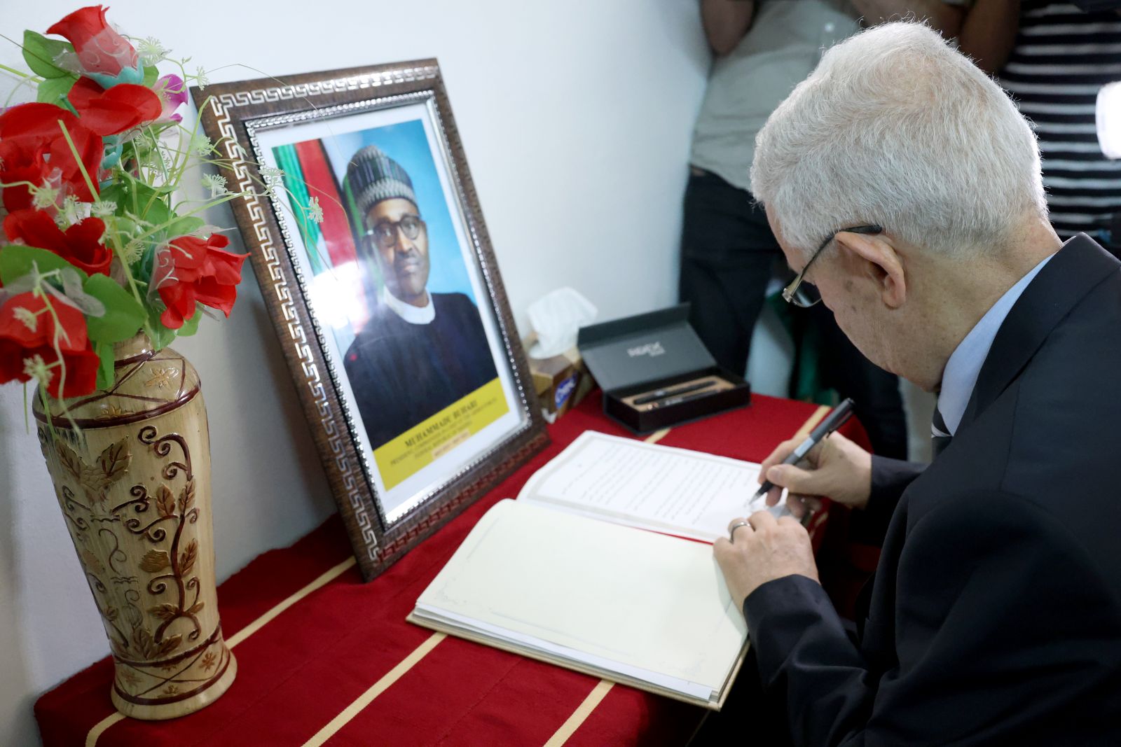 بإسم رئيس الجمهورية، السيد عبد المجيد تبون، السيد عزوز ناصري رئيس مجلس الأمة، يوقّع بمقر سفارة نيجيريا بالجزائر، على سجلّ التعازي