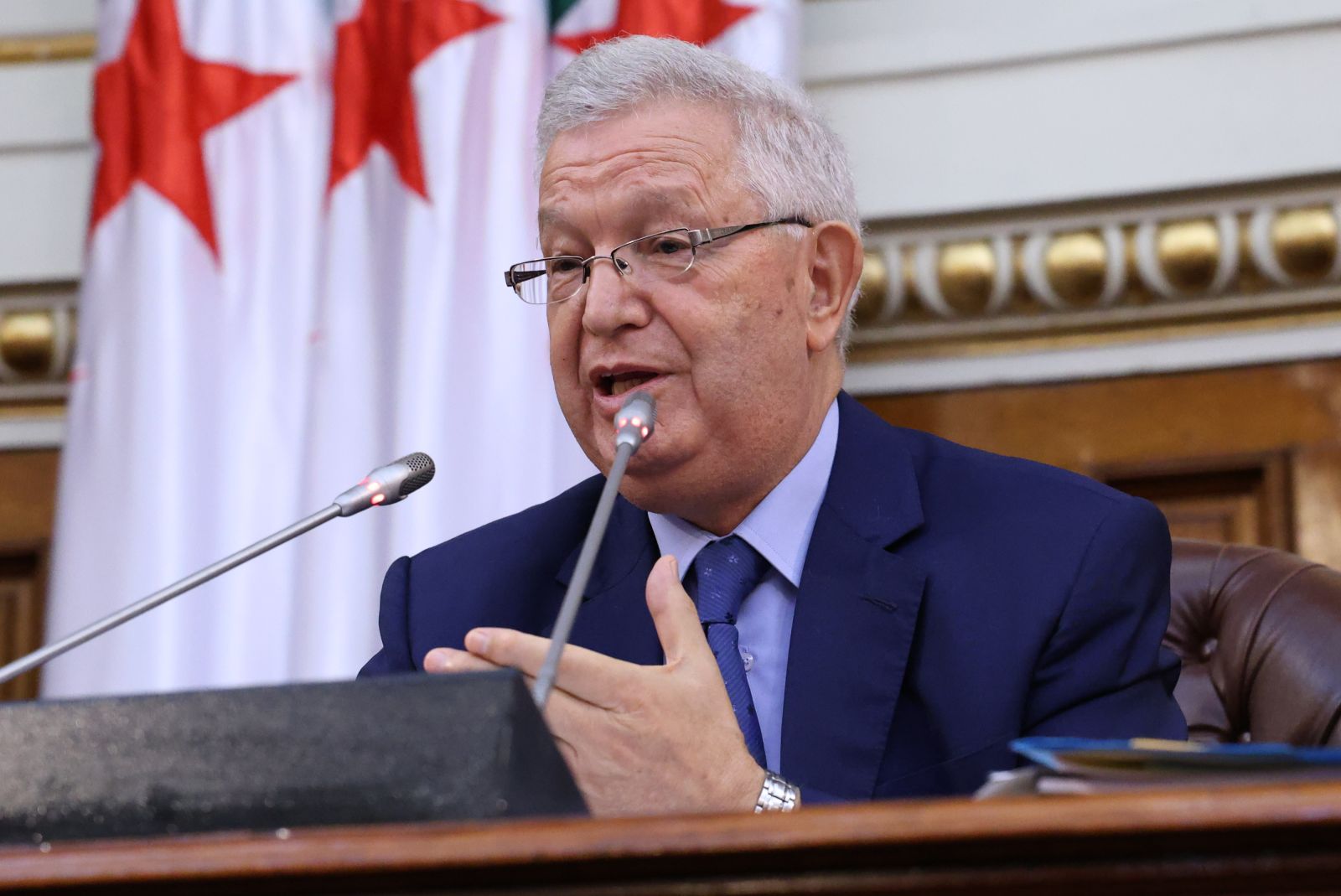 في جلسة علنية ترأسها السيد عزوز ناصري، رئيس مجلس الأمة أعضاء مجلس الأمة يناقشون نص القانون الذي يُعدِّل ويُتمِّم القانون رقم 05-01  المؤرخ في 27 ذي الحجة عام 1425 الموافق 6 فبراير سنة 2005  والمتعلق بالوقاية من تبييض الأموال وتمويل الإرهاب ومكافحتهما