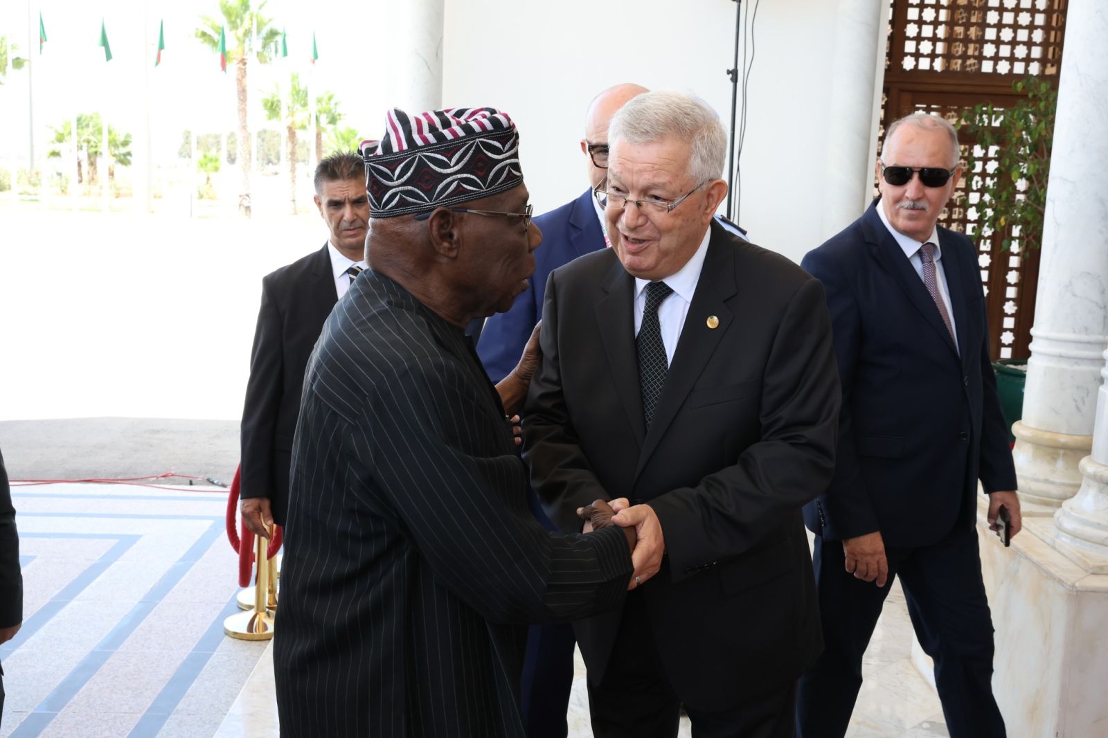 السيد عزوز ناصري، رئيس مجلس الأمة يستقبل بمطار هواري بومدين الدولي، السيد أوليسيجون أوباسانجو، رئيس المجلس الاستشاري لمعرض التجارة البينية الافريقية، رئيس نيجيريا الأسبق